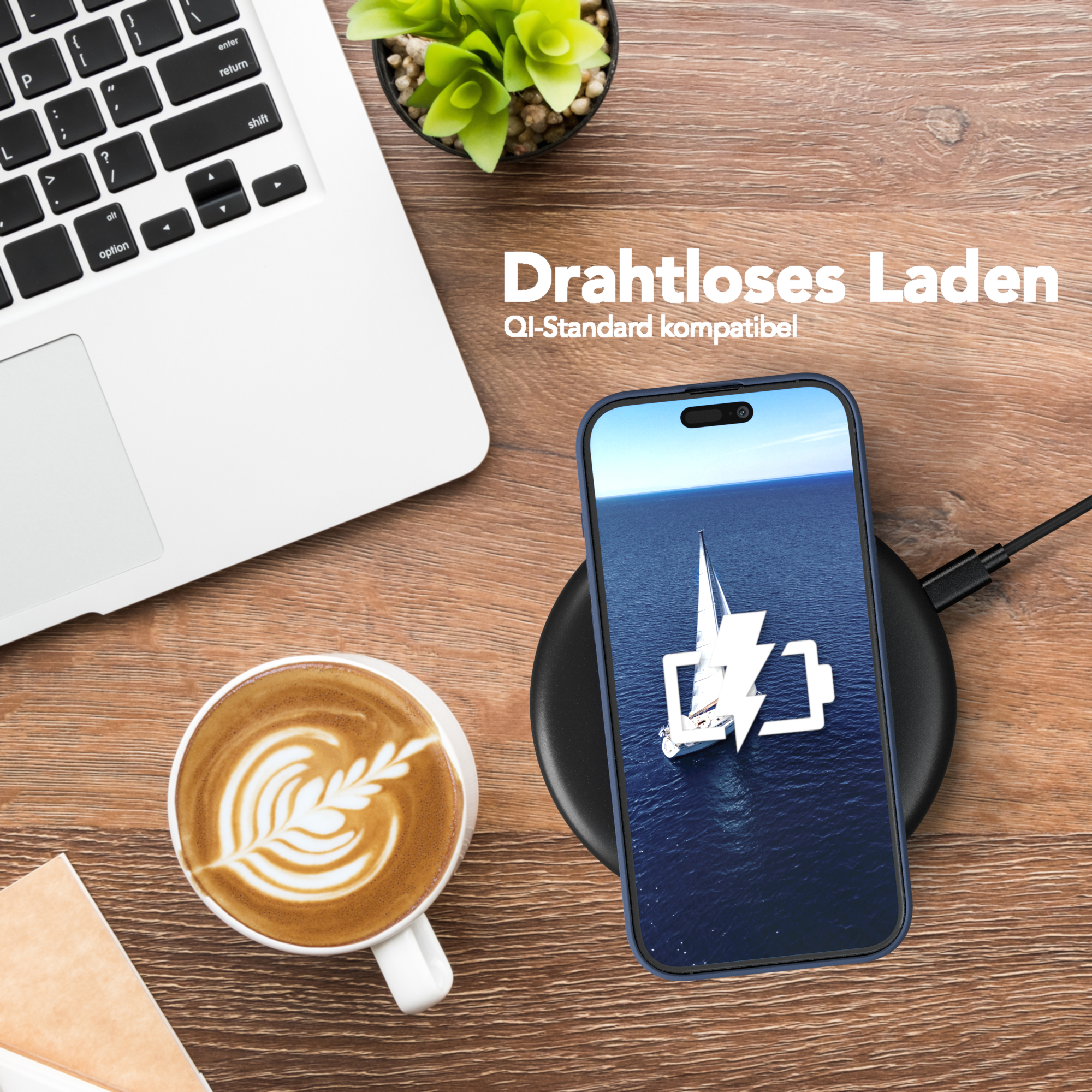 Laptop, Kaffeetasse und Telefon auf einem kabellosen Ladegerät. Telefon zeigt ein Segelboot auf Wasser.