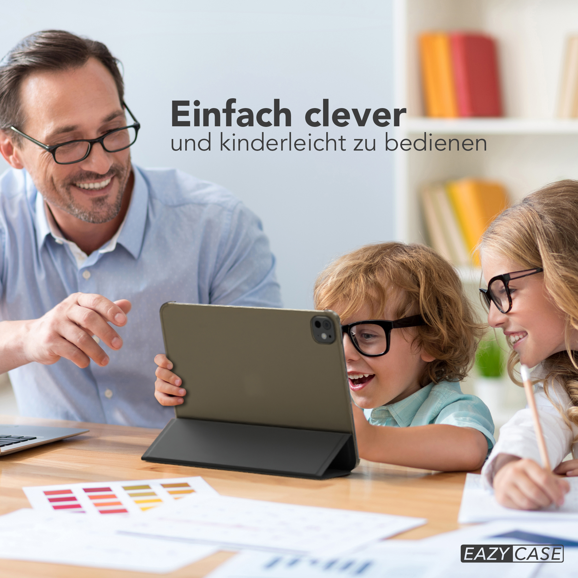 Eine Familie schaut auf ein Tablet. Die Kinder lächeln, und der Erwachsene trägt eine Brille.
