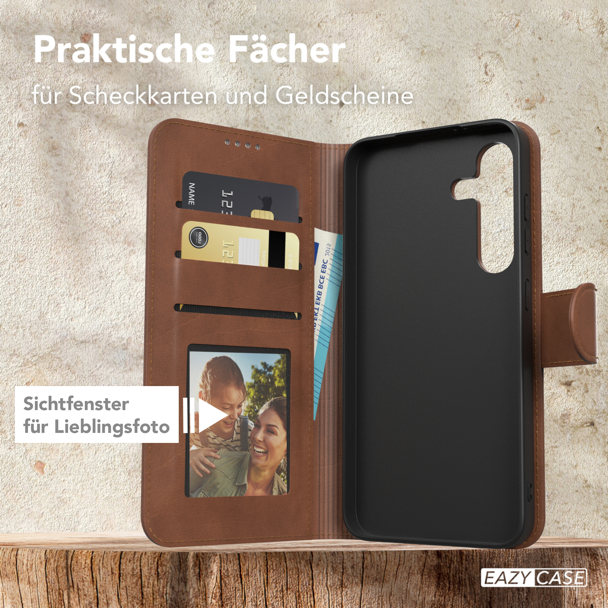 Geöffnete braune Leder-Handyhülle mit Karten und Foto. Auf einer Holzoberfläche.