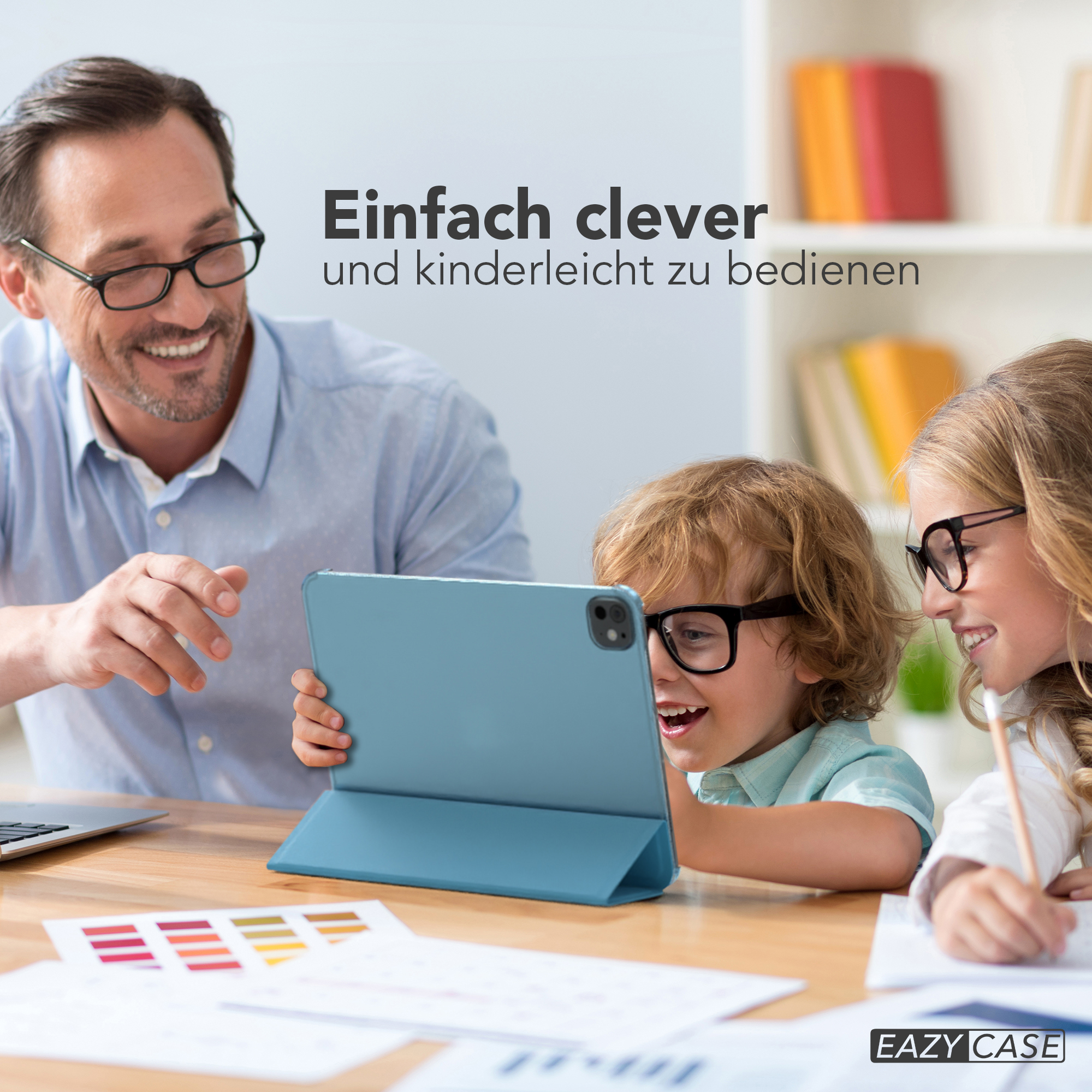 Ein Vater und zwei Kinder schauen auf ein Tablet. Die Kinder tragen Brillen und lächeln.