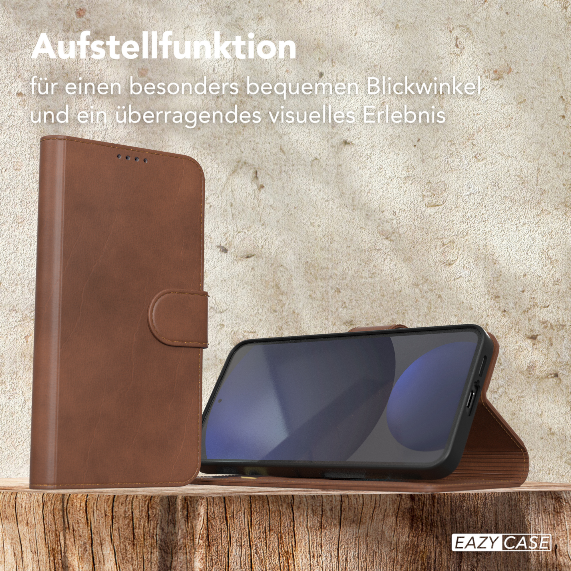 Braune Handyhülle mit Telefon darin, platziert auf einer Holzoberfläche. Die Hülle ist faltbar.