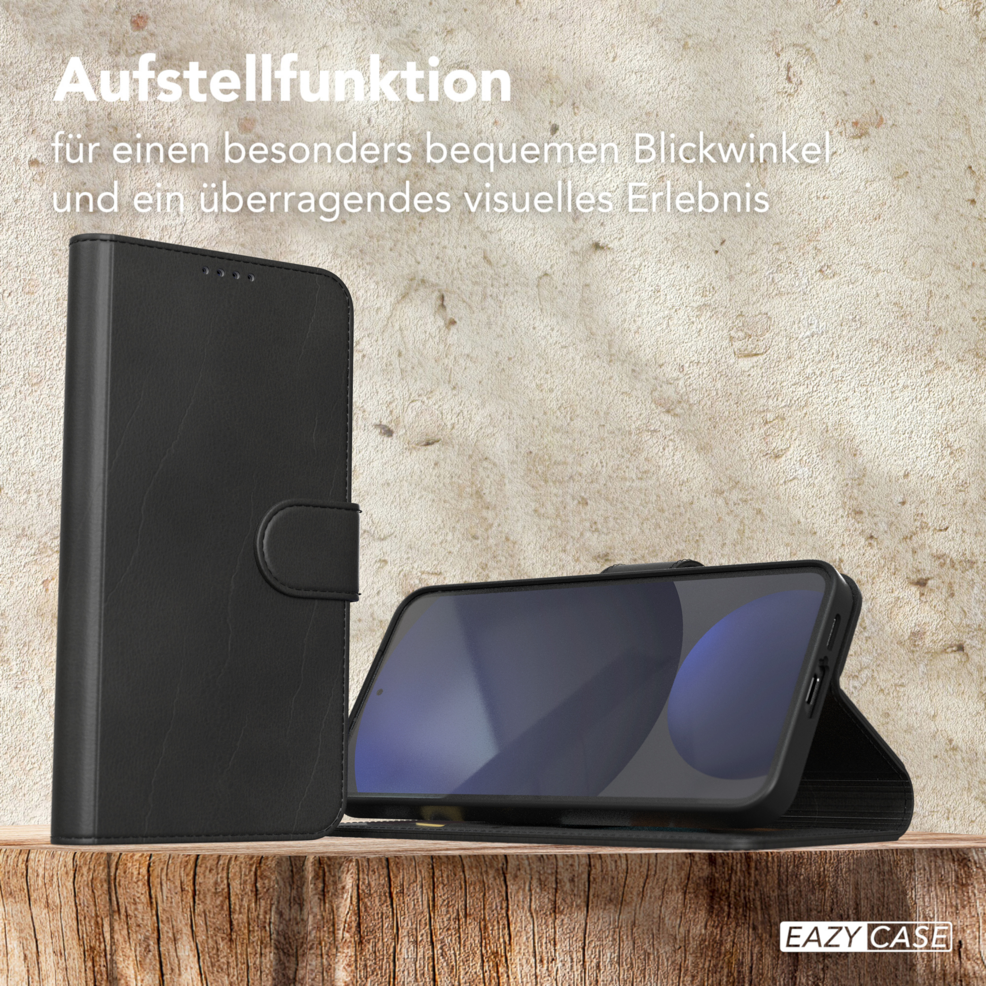 Eine schwarze Handyhülle mit einem Telefon darin, geöffnet auf einer Holzoberfläche.
