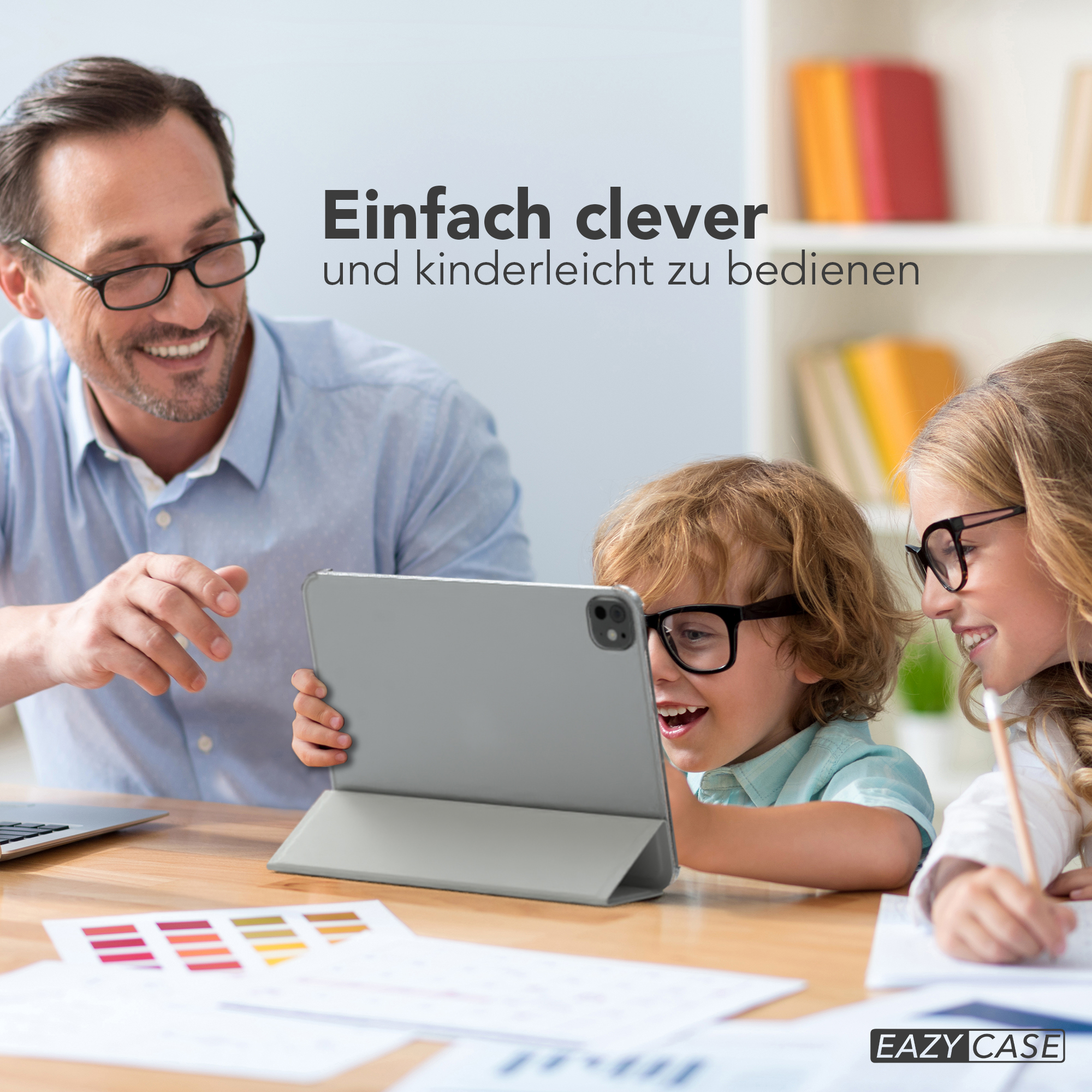 Vater, Kind und Mädchen schauen auf ein Tablet. Text über die einfache Bedienung.