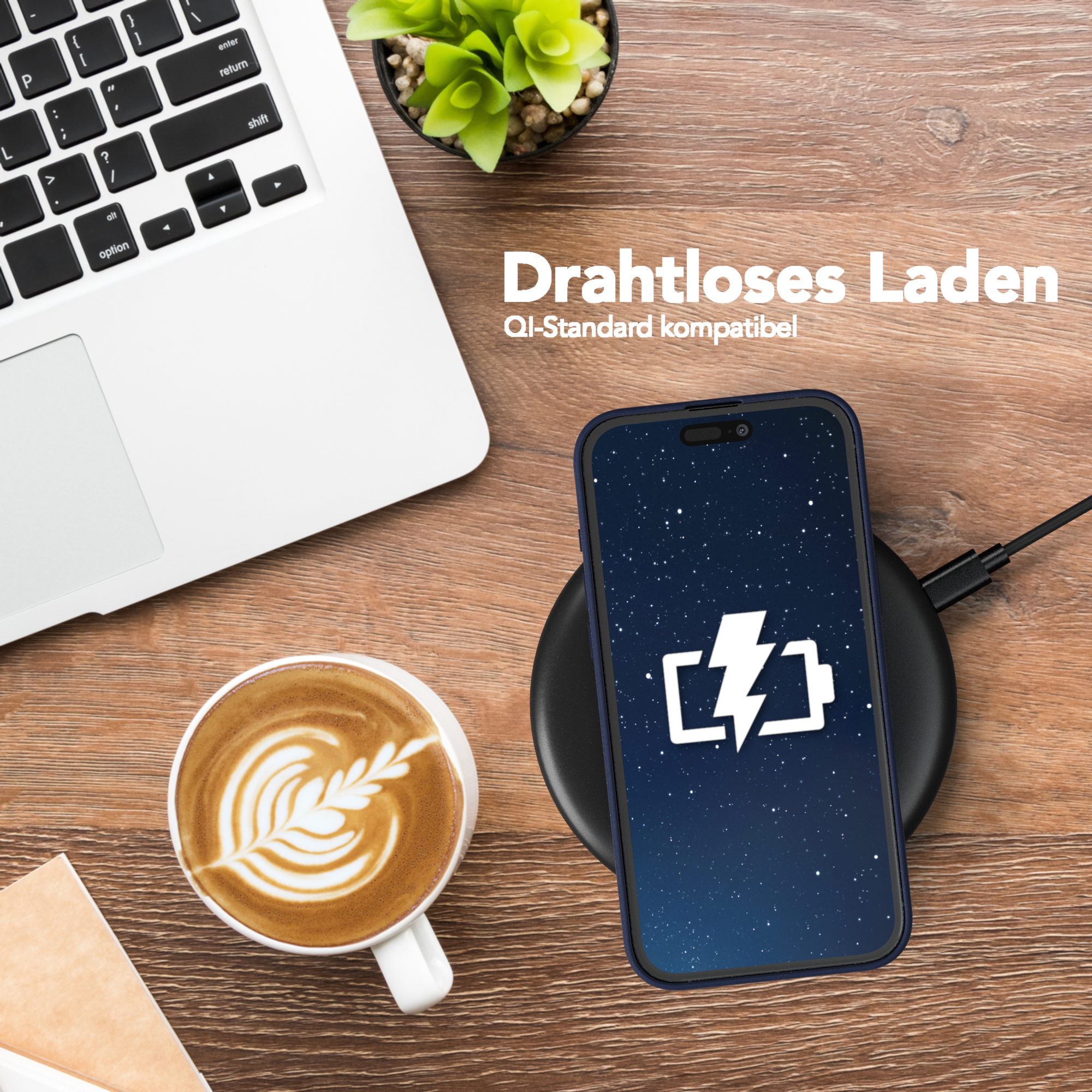 Laptop, Kaffeetasse mit Latte Art und ein Telefon, das auf einem kabellosen Ladegerät lädt.