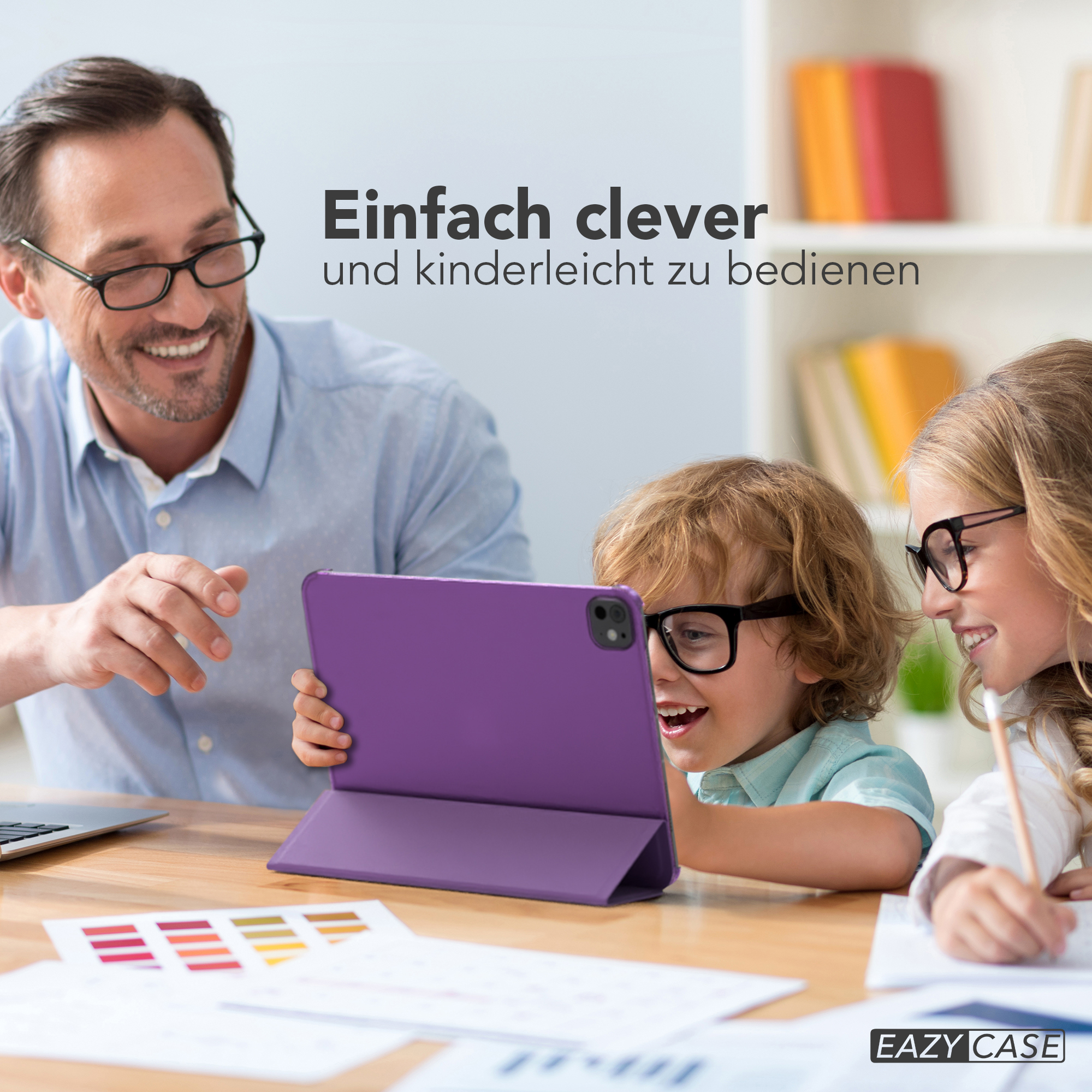 Ein Mann und zwei Kinder betrachten ein lila Tablet mit farbenfrohem Hintergrund.