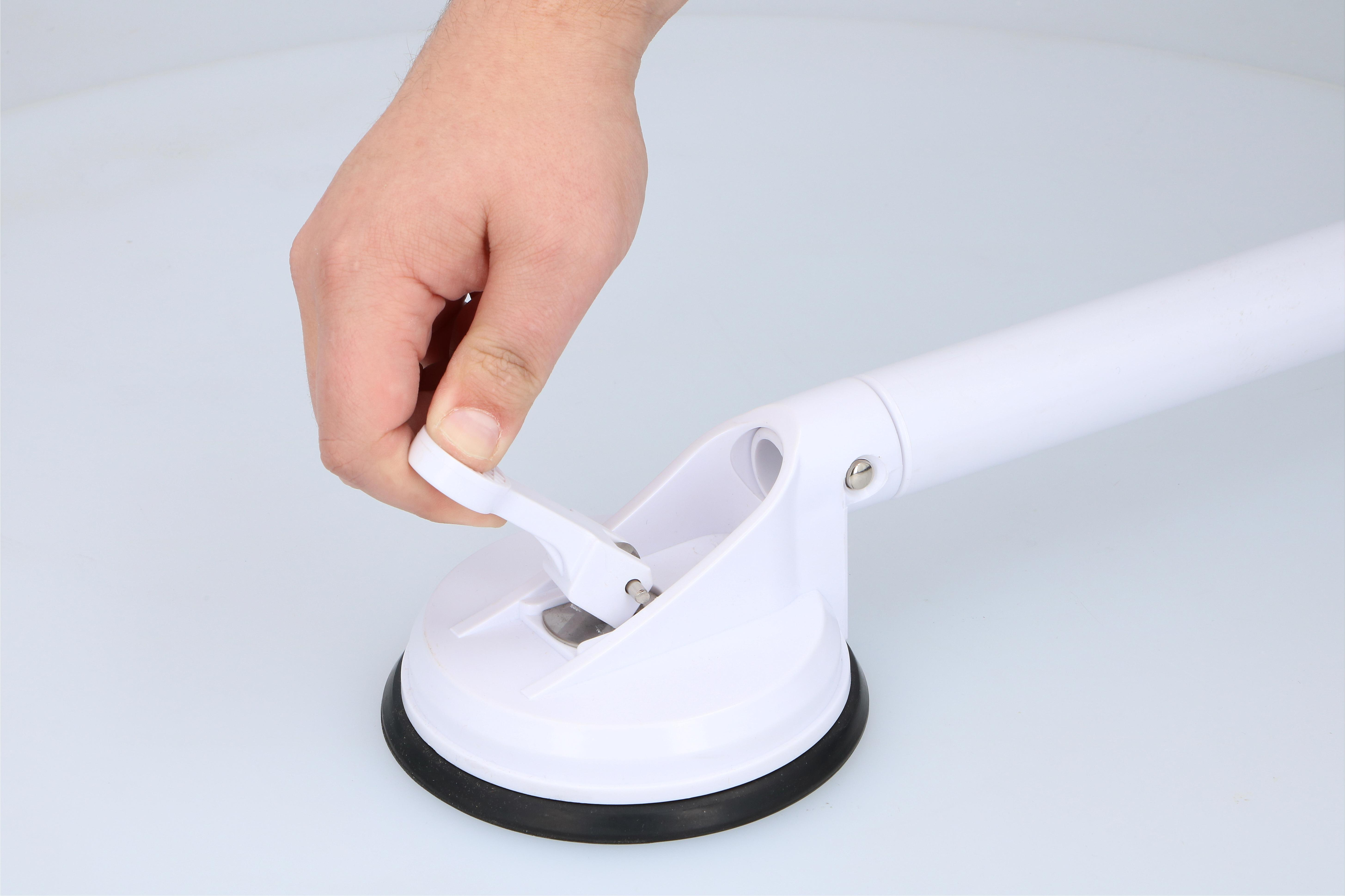 Hand die een witte zuignaphendel bedient. Witte beker met zwarte ring. Witte achtergrond.