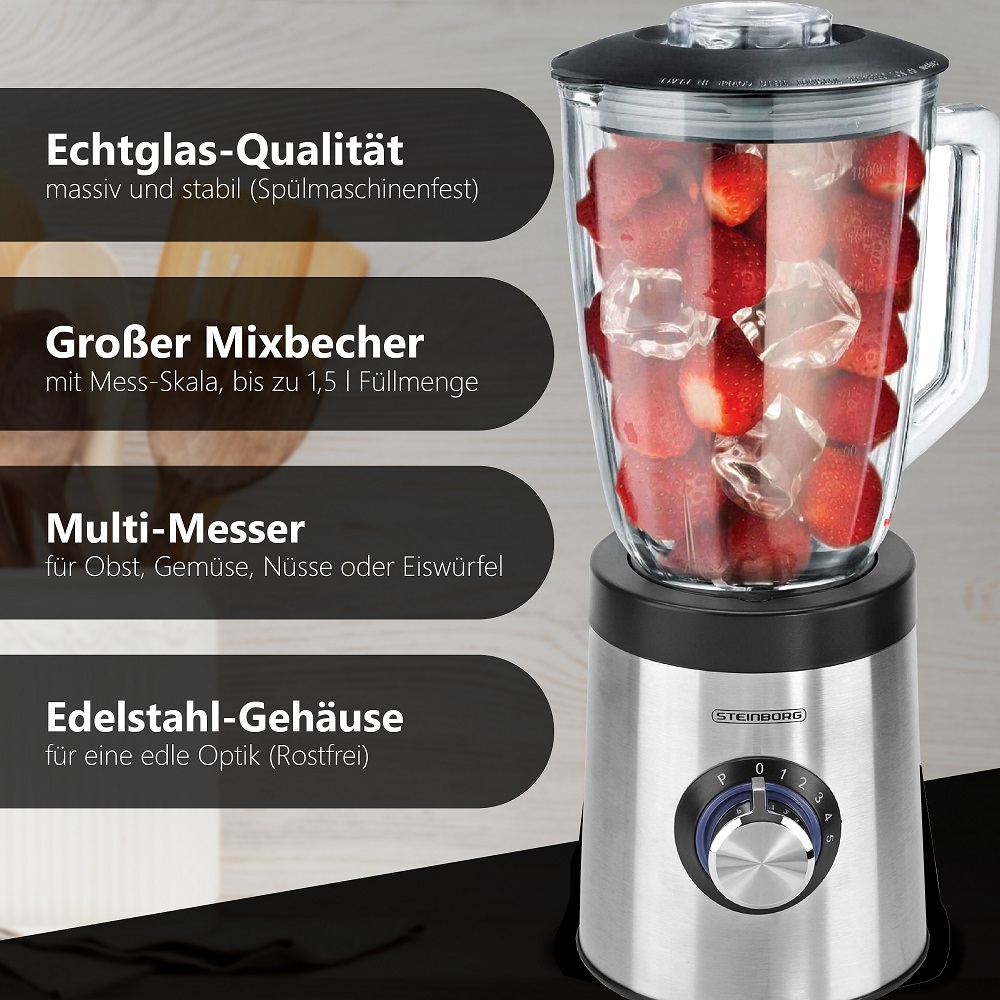 Ein Mixer mit Erdbeeren und Eiswürfeln. Er hat einen Edelstahlfuß und einen schwarzen Deckel.