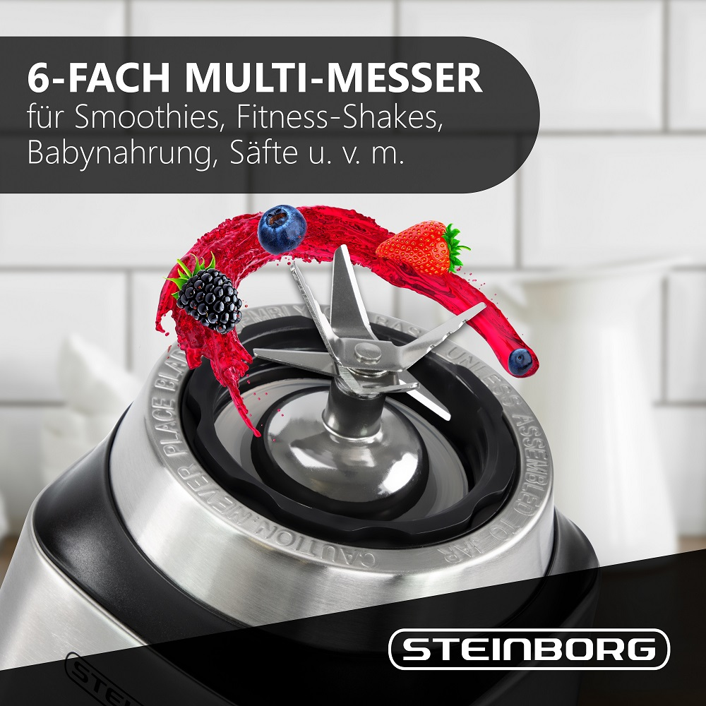 Mixerklingen mit Beeren und Säften, bereit zum Mixen. Edelstahl mit Text.