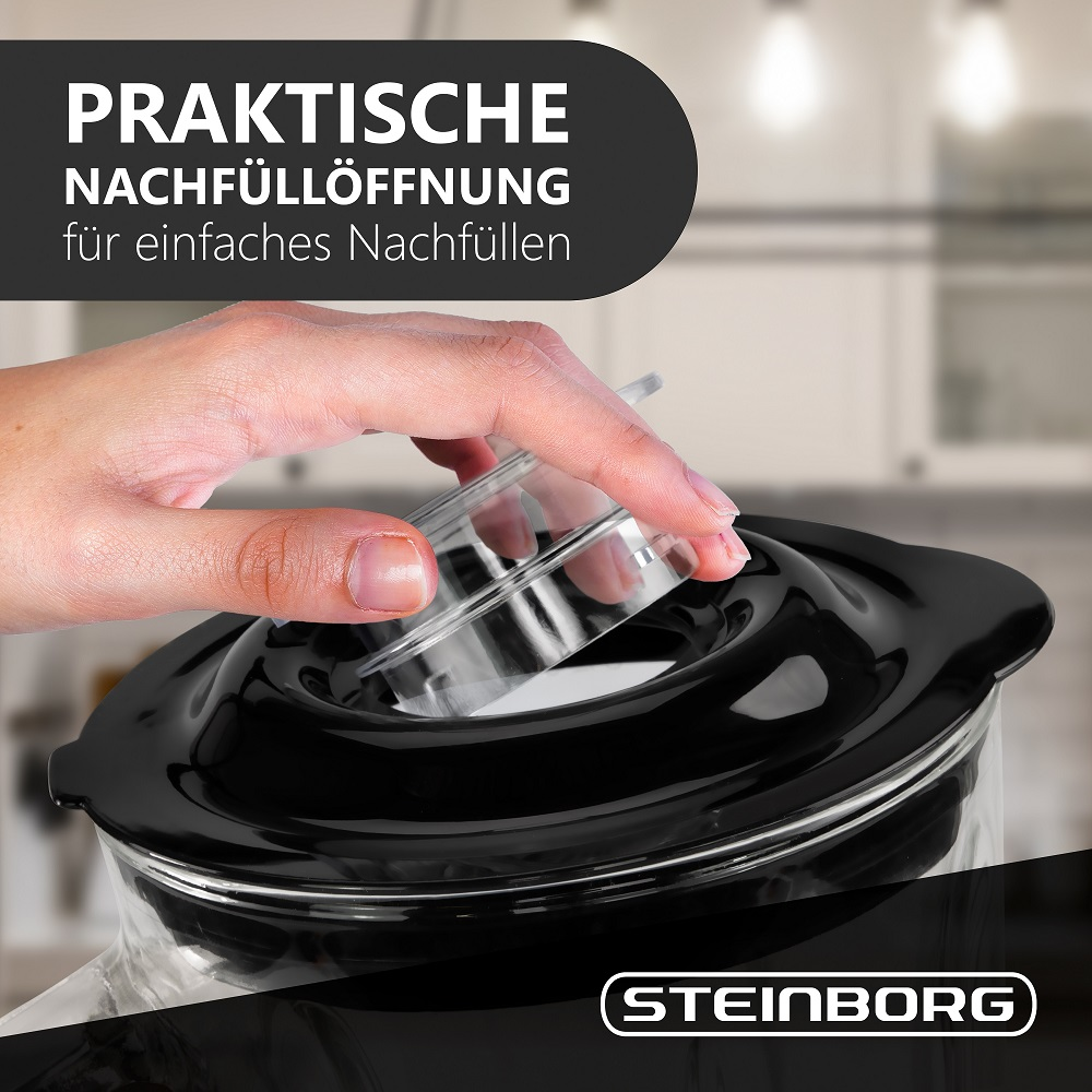 Eine Hand öffnet den Deckel eines schwarzen Küchengeräts. Weiße und schwarze Farben sind sichtbar.