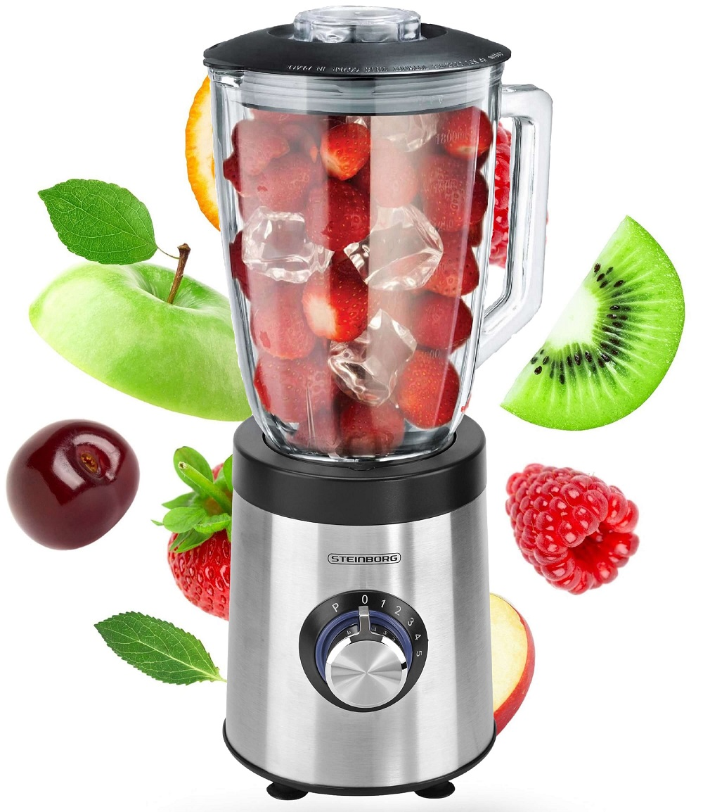 Mixer mit Früchten (Erdbeeren, Kiwi, Apfel usw.) darin und drumherum.