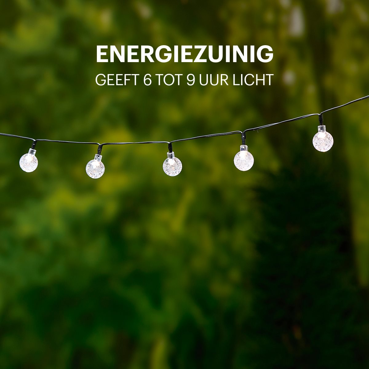 Snoer met lampjes met een groene vage achtergrond.