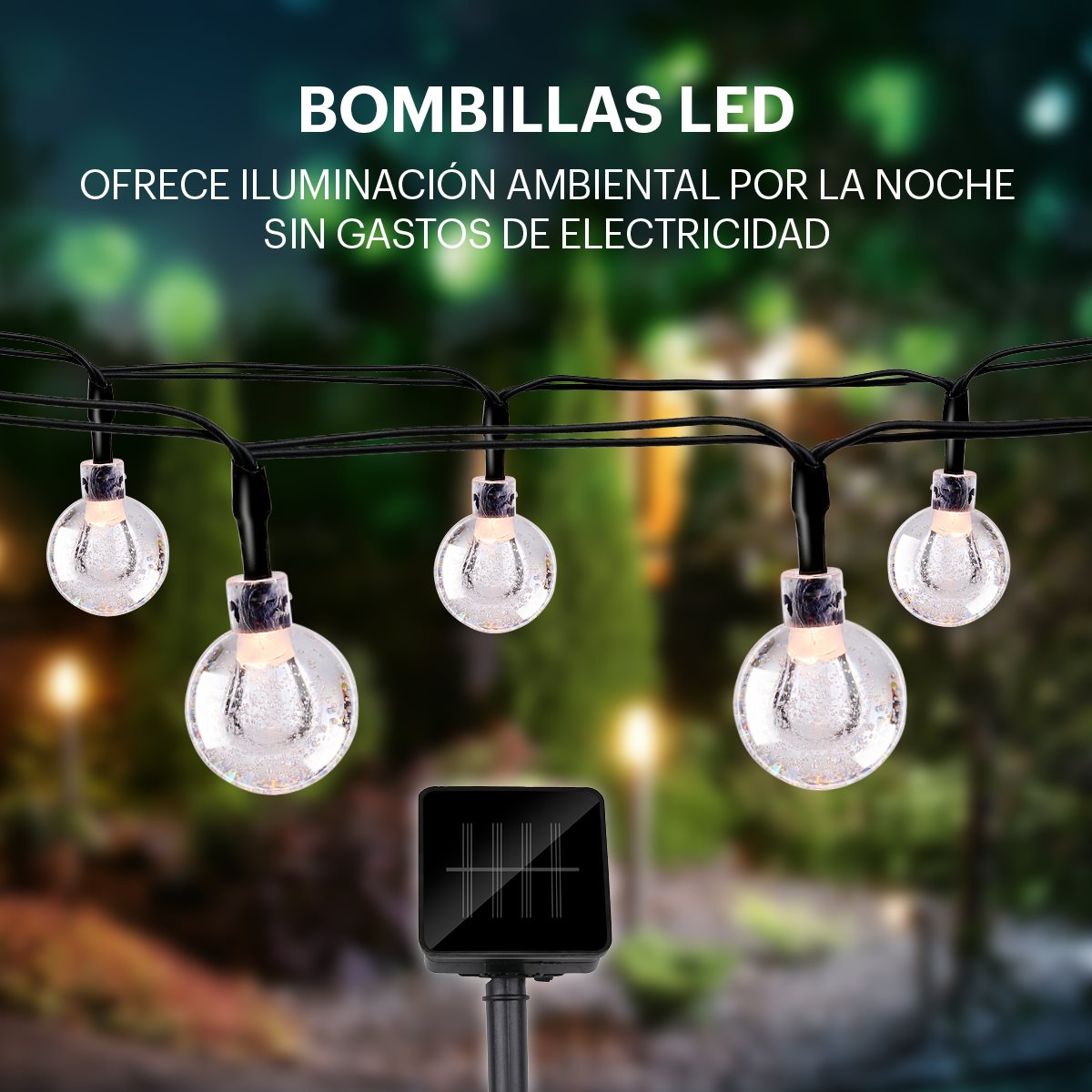 Snoer met LED-bollampen, zonnepaneel en vage achtergrond van bomen en lichten.