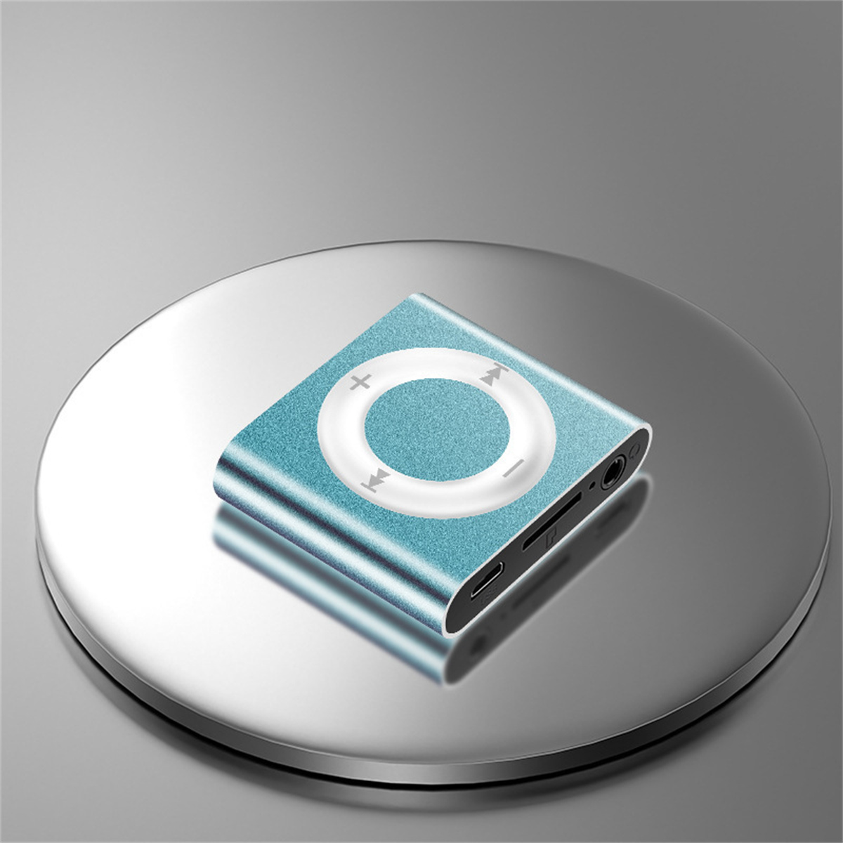 Blauer MP3-Player auf silberner Oberfläche. Es hat eine zentrale Steuerung und einen Kopfhöreranschluss.