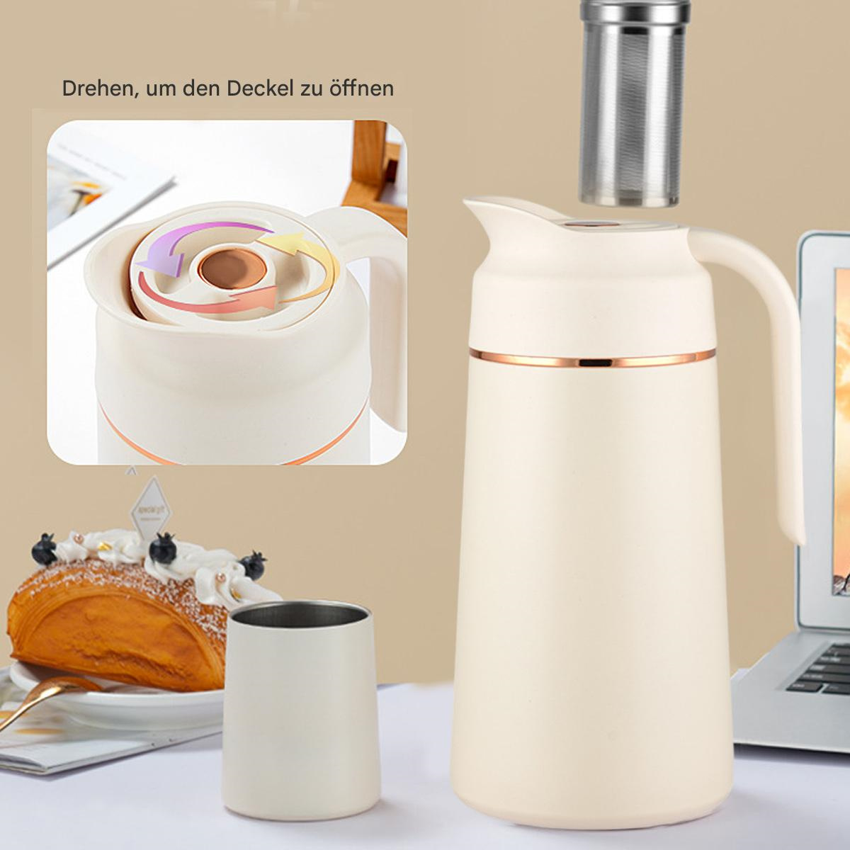 Ein weißer Cremebehälter mit einem Silberfilter und einer Tasse auf dem Tisch mit Gebäck.