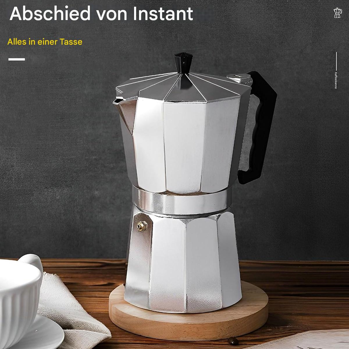 Silberner Kaffeezubereiter auf Holzsockel, dunkler Hintergrund.