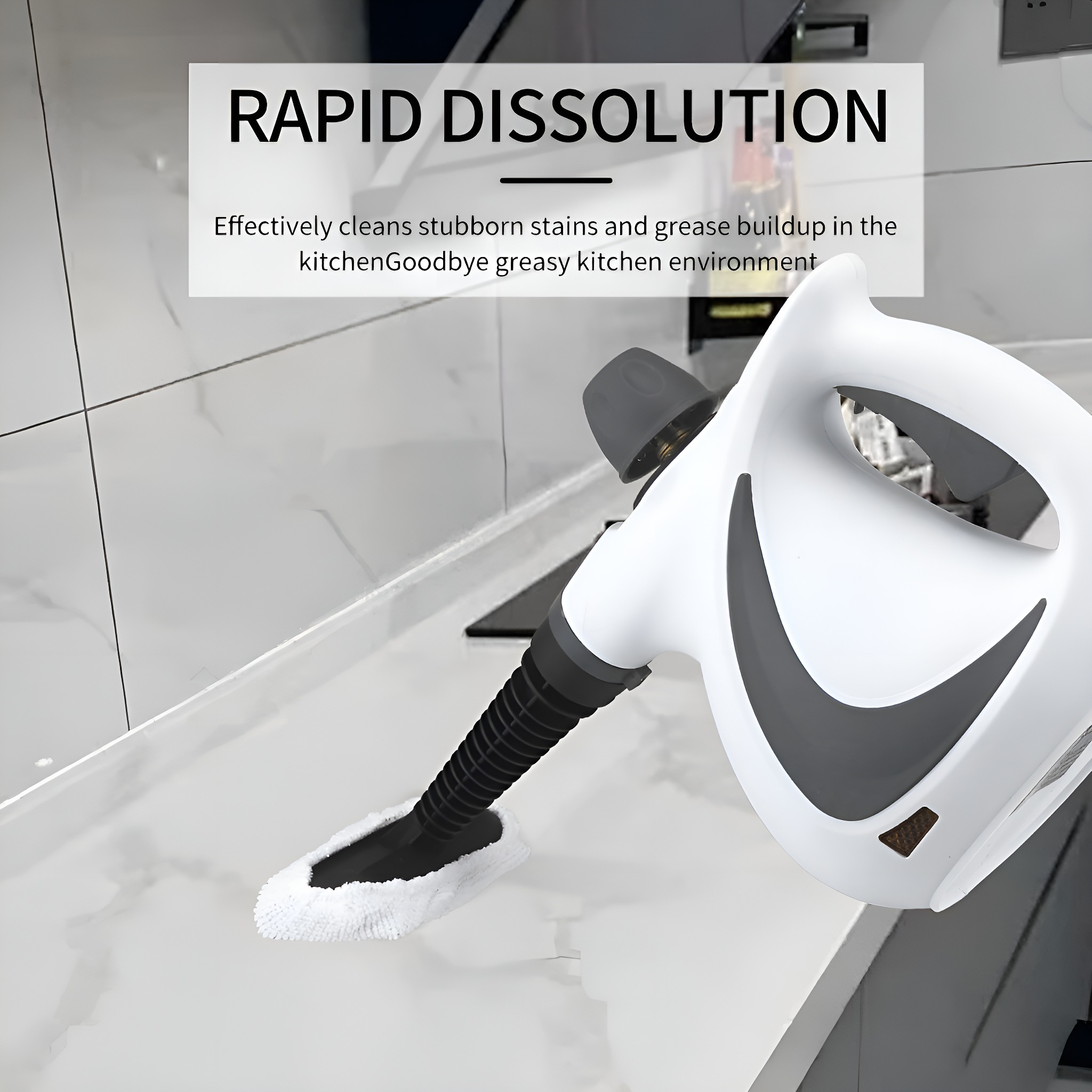 Weißer Dampfreiniger auf einer weißen Theke. Schwarze Düse und graue Akzente. Text: Rapid Dissolution.