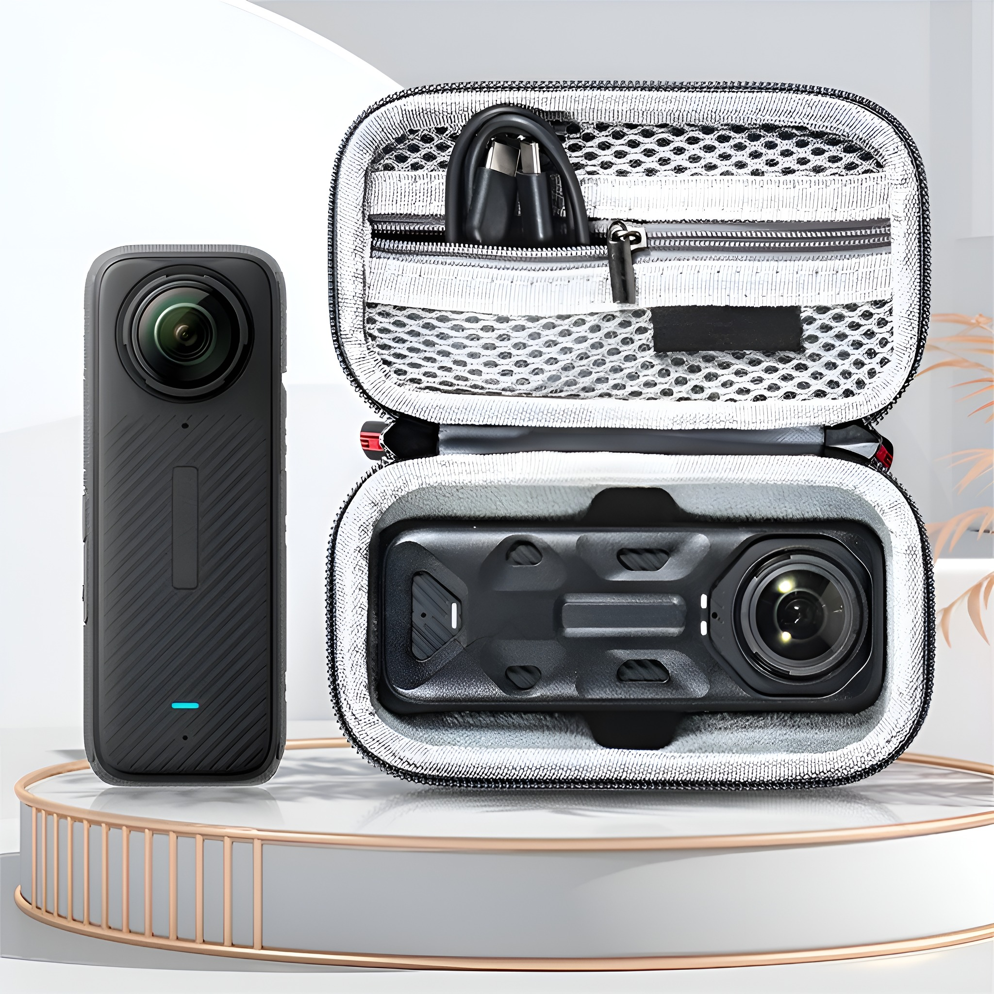 Schwarze 360-Grad-Kamera und Zubehör in einer Tragetasche. Weißer Hintergrund, Studio-Einstellung.