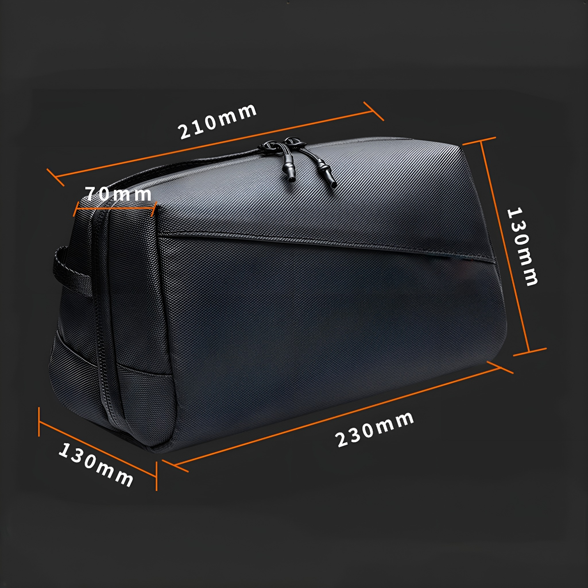 Schwarze Reisetasche mit beschrifteten Abmessungen. Die Tasche hat einen Reißverschluss und einen Tragegriff.
