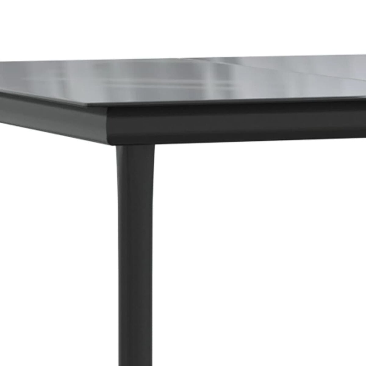 Ein schwarzes Tischbein und ein Teil eines Tisches, auf weißem Grund.