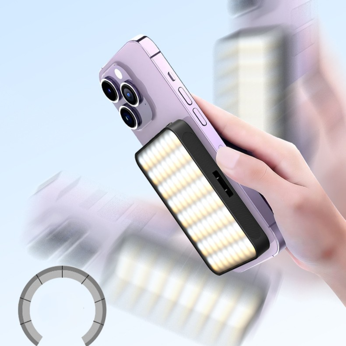 Person hält ein Telefon mit angebrachtem Licht. Licht ist an. Blauer Himmel im Hintergrund.