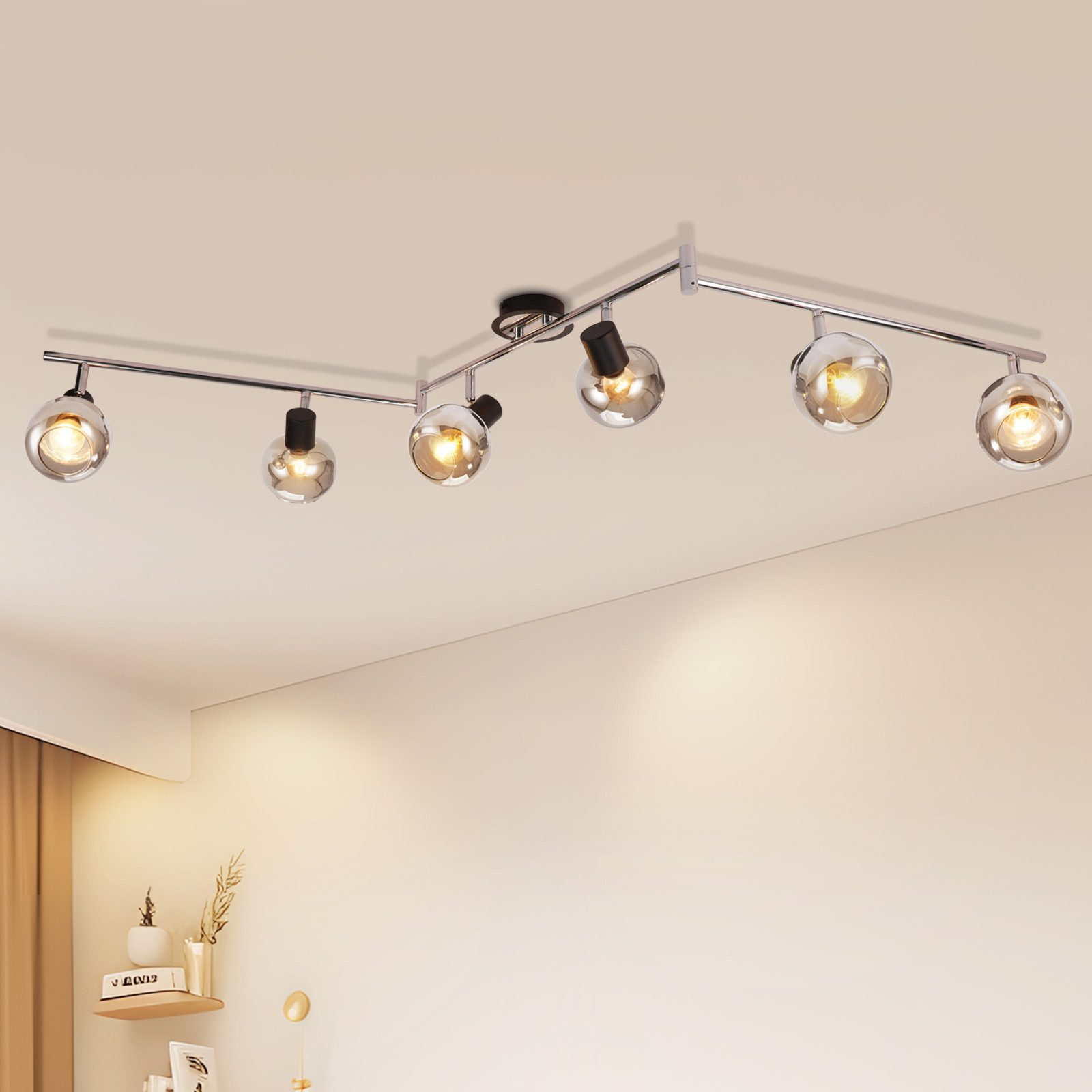 Lampa sufitowa z sześcioma szklanymi kulami i polerowanym chromowanym wykończeniem.