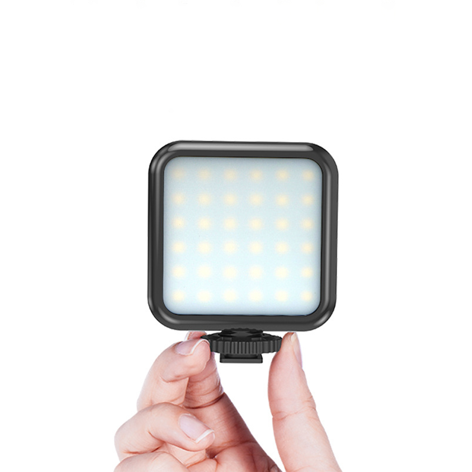 Ein kleines, quadratisches LED-Licht mit vielen kleinen Lichtern. Von einer Hand gehalten.