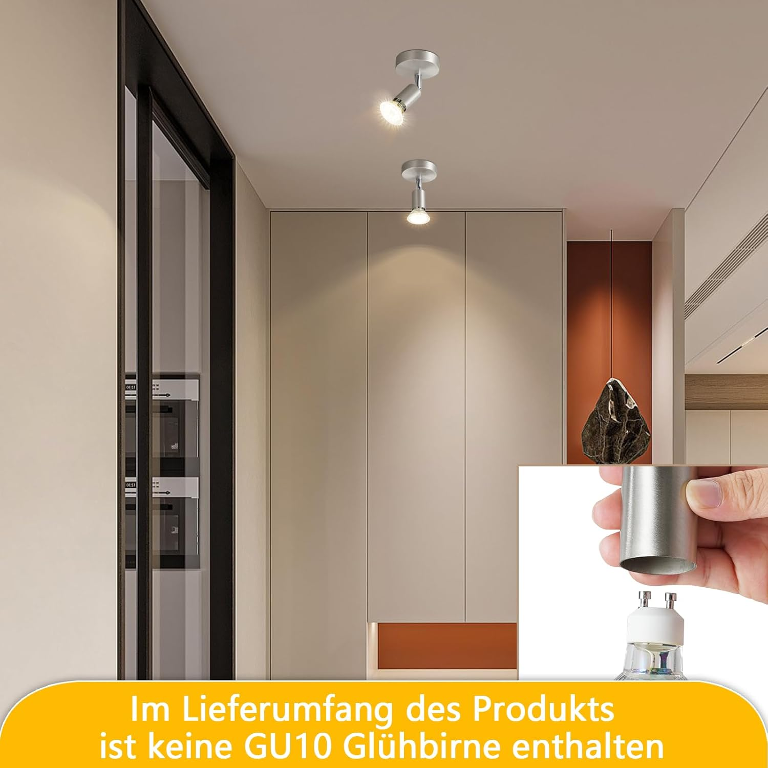 Światła na suficie z ręką trzymającą żarówkę.