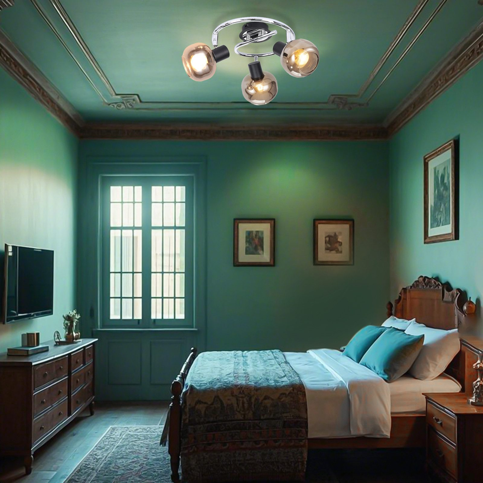 Sypialnia z zielonymi ścianami, łóżkiem i lampą sufitową z trzema lampami. Jest okno i dwa zdjęcia.
