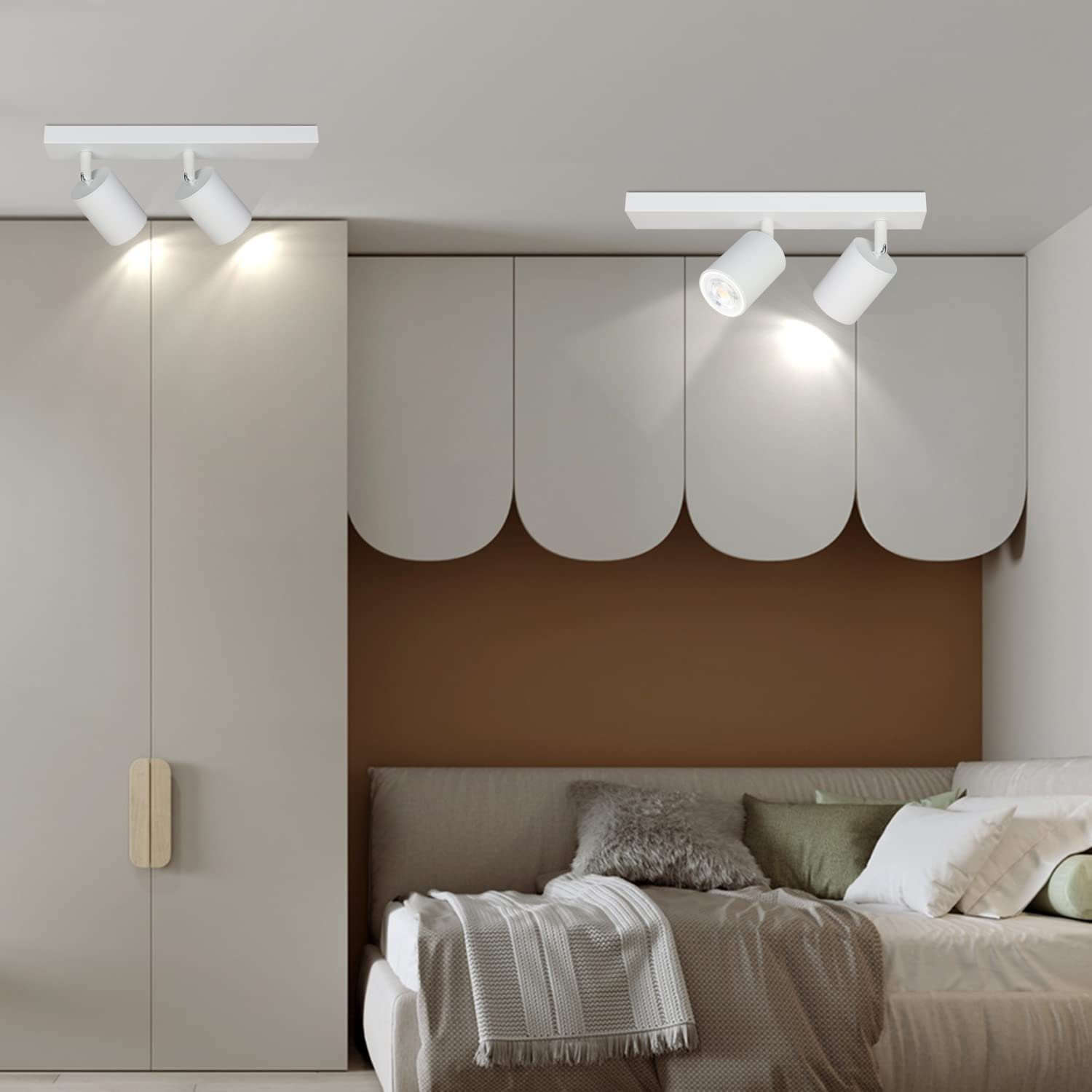 Dwa białe reflektory na białym drążku. Oświetlają scenę sypialni.