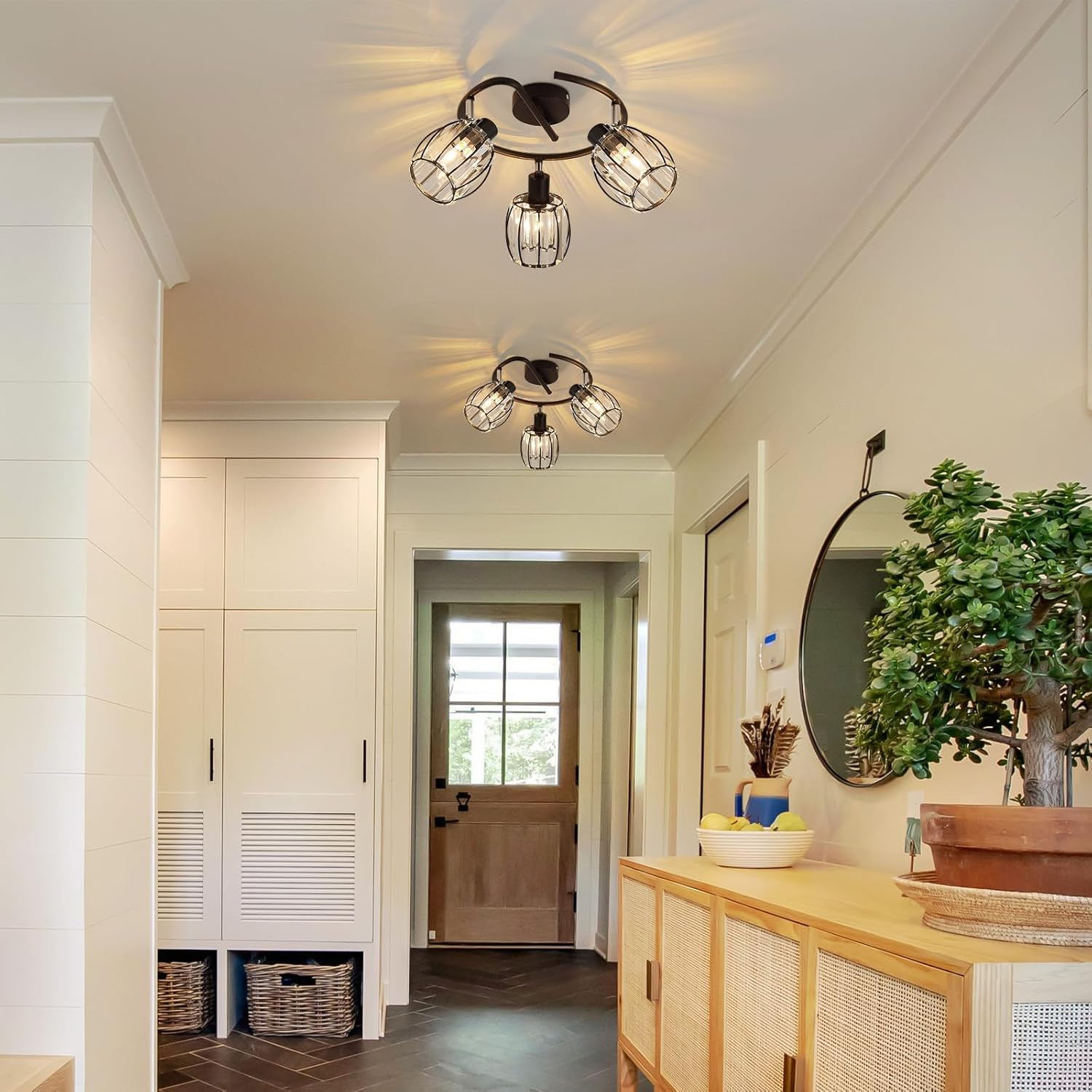 Korytarz z oświetleniem sufitowym, szafką i lustrem.