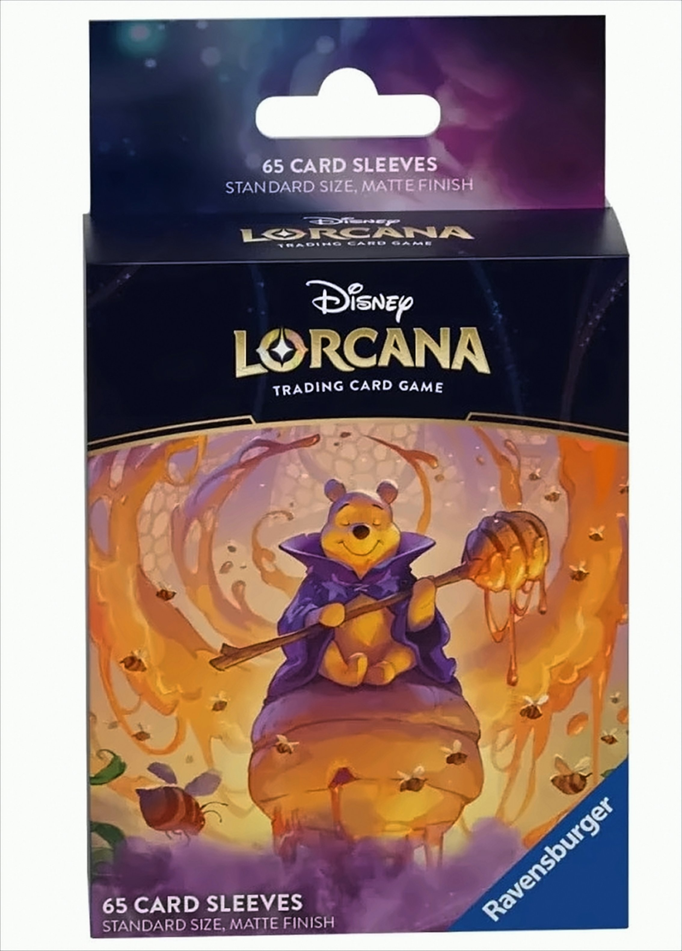 Schachtel mit Disney Lorcana Kartenhüllen mit Winnie Puuh. Weißer Hintergrund.