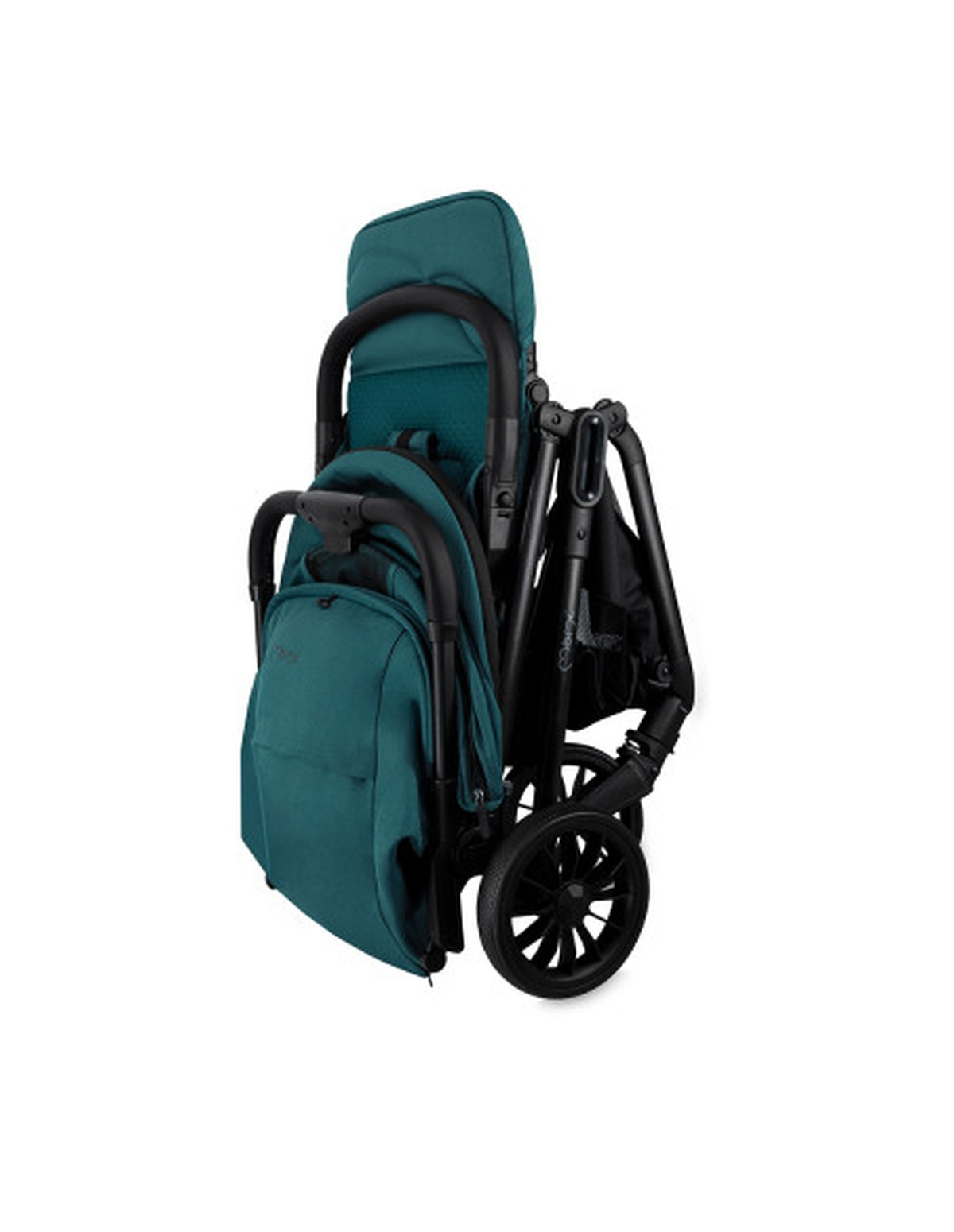 Gefalteter tealfarbener Kinderwagen. Er ist kompakt. Schwarze Räder und Rahmen. Weißer Hintergrund.