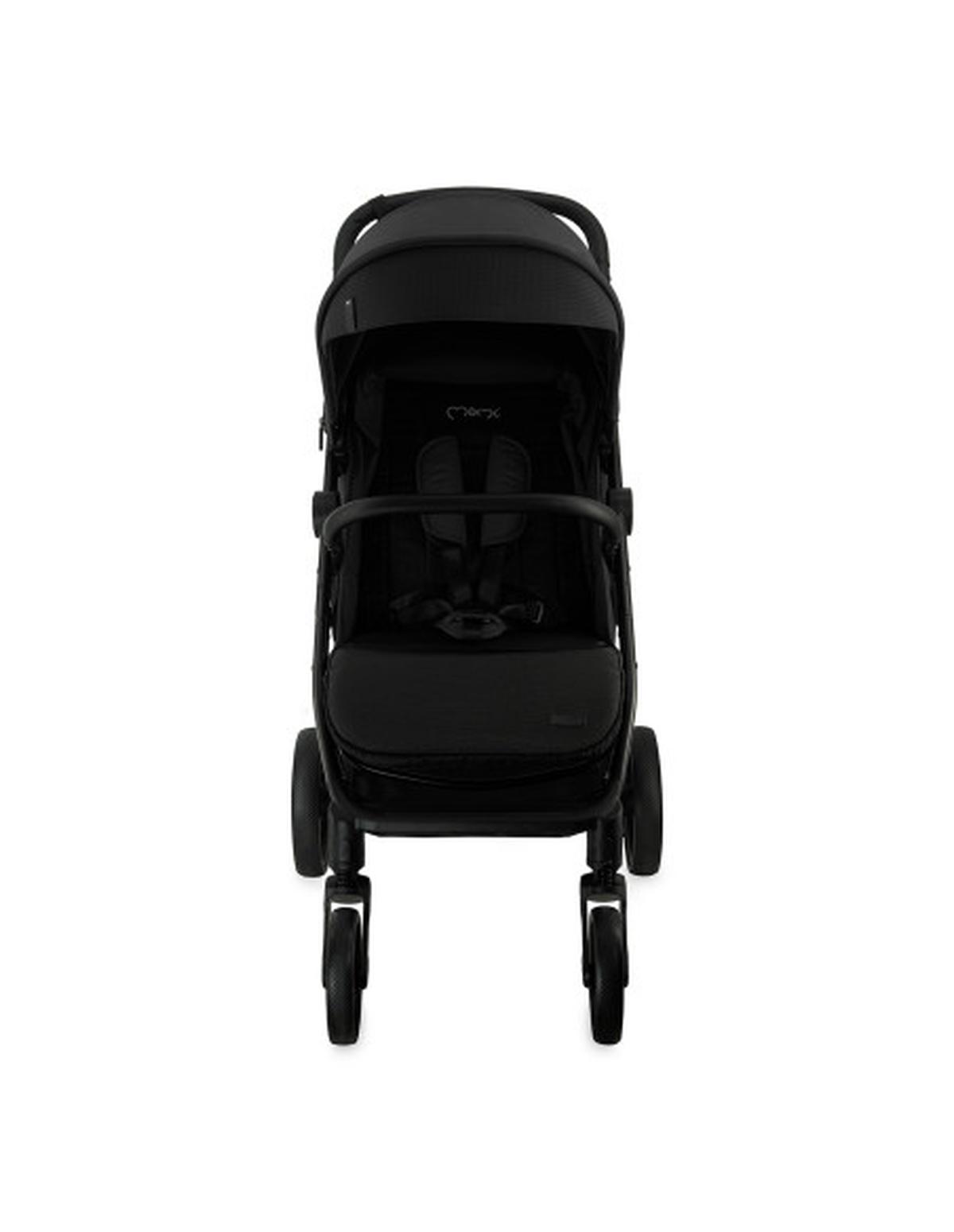 Ein schwarzer Kinderwagen, Vorderansicht, vor weißem Hintergrund.