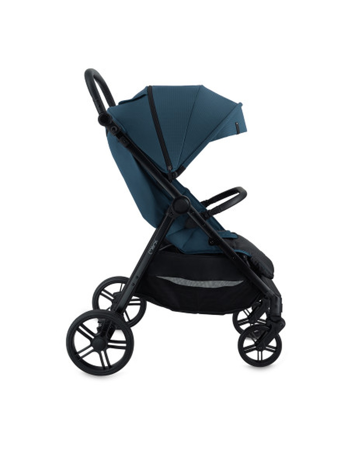 Blauer Kinderwagen isoliert auf Weiß. Er hat einen schwarzen Rahmen und Räder.