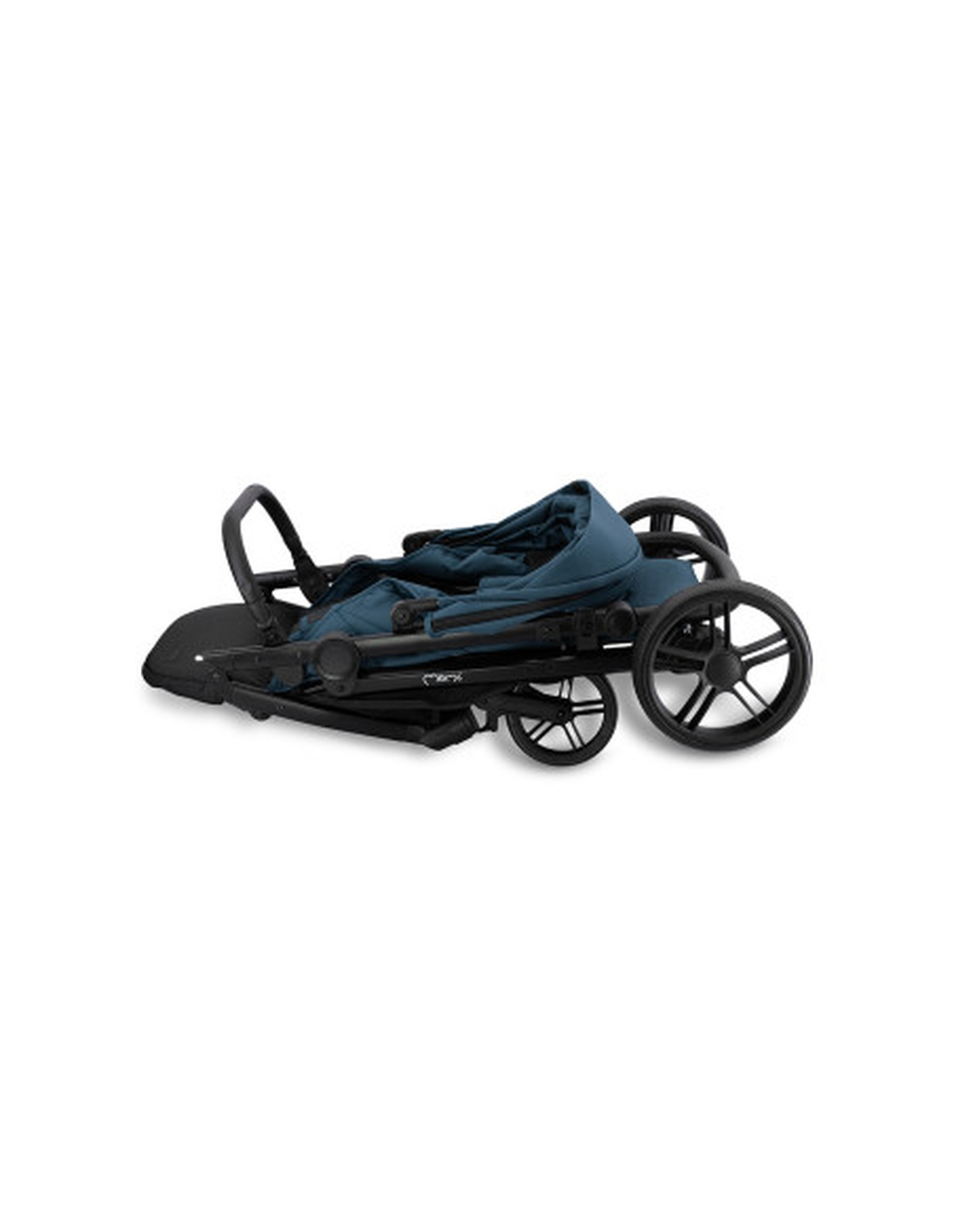 Ein zusammengeklappter dunkelblauer Kinderwagen auf einer weißen Oberfläche. Die Räder sind schwarz.