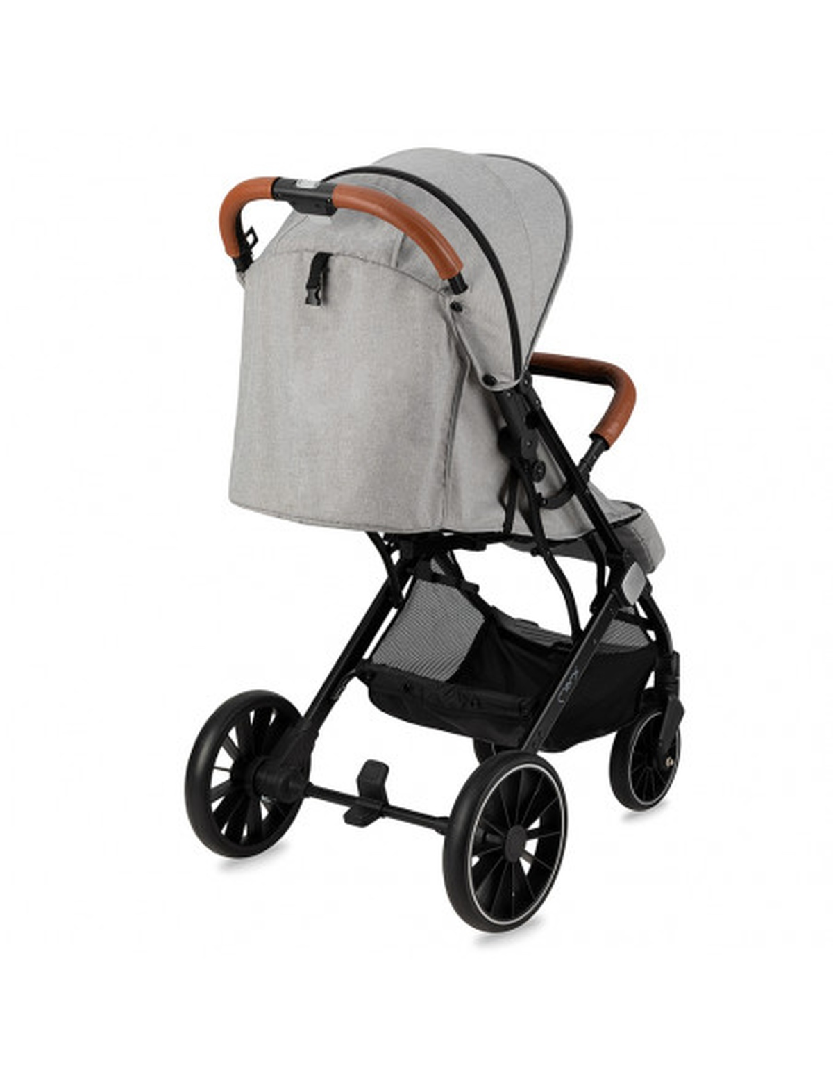Grauer Kinderwagen mit braunen Griffen, schwarzem Gestell und Rädern sowie einem schwarzen Korb. Weißer Hintergrund.