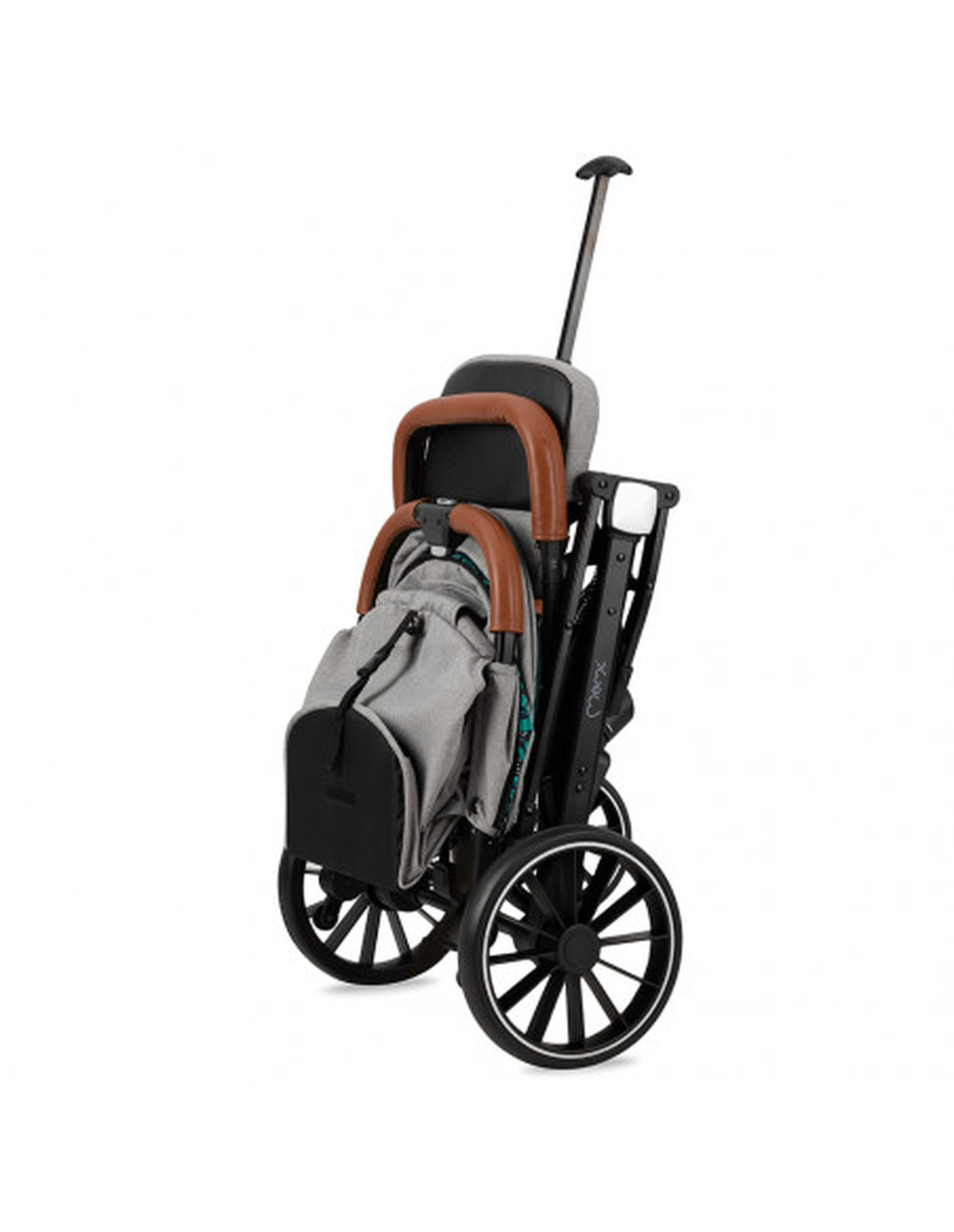 Zusammengeklappter Kinderwagen in Grau und Braun mit schwarzen Rädern. Weißer Hintergrund. Seitenansicht.