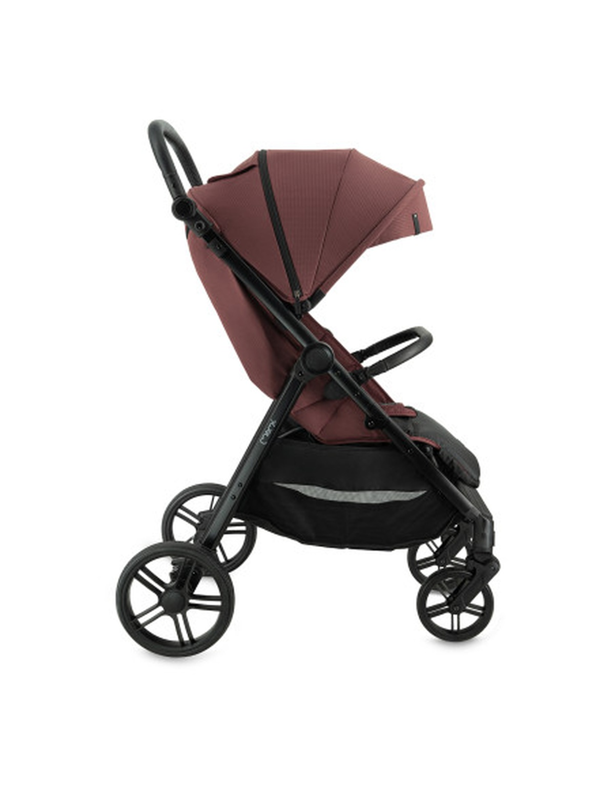 Ein weinroter und schwarzer Kinderwagen auf weißem Hintergrund, von der Seite gesehen. Das Verdeck ist offen.