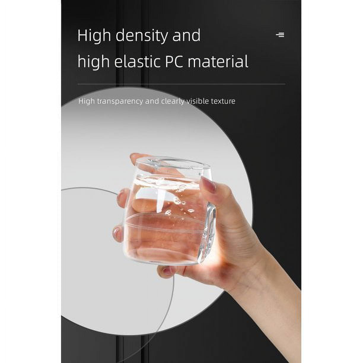 Eine Hand, die ein Glas mit klarer Flüssigkeit hält. Das Glas befindet sich vor einem weißen Hintergrund.