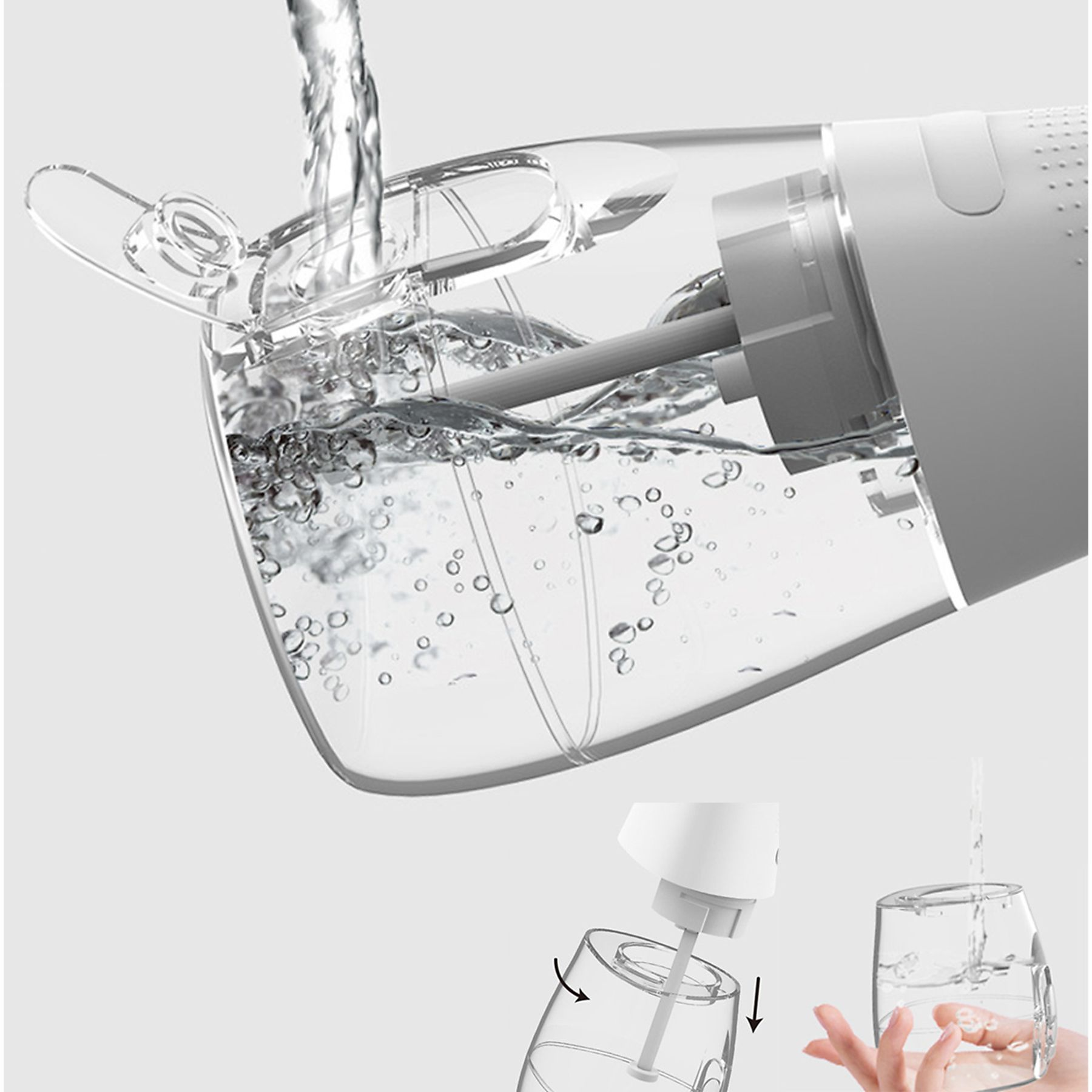 Wasser wird in einen transparenten Munddusche gegossen.