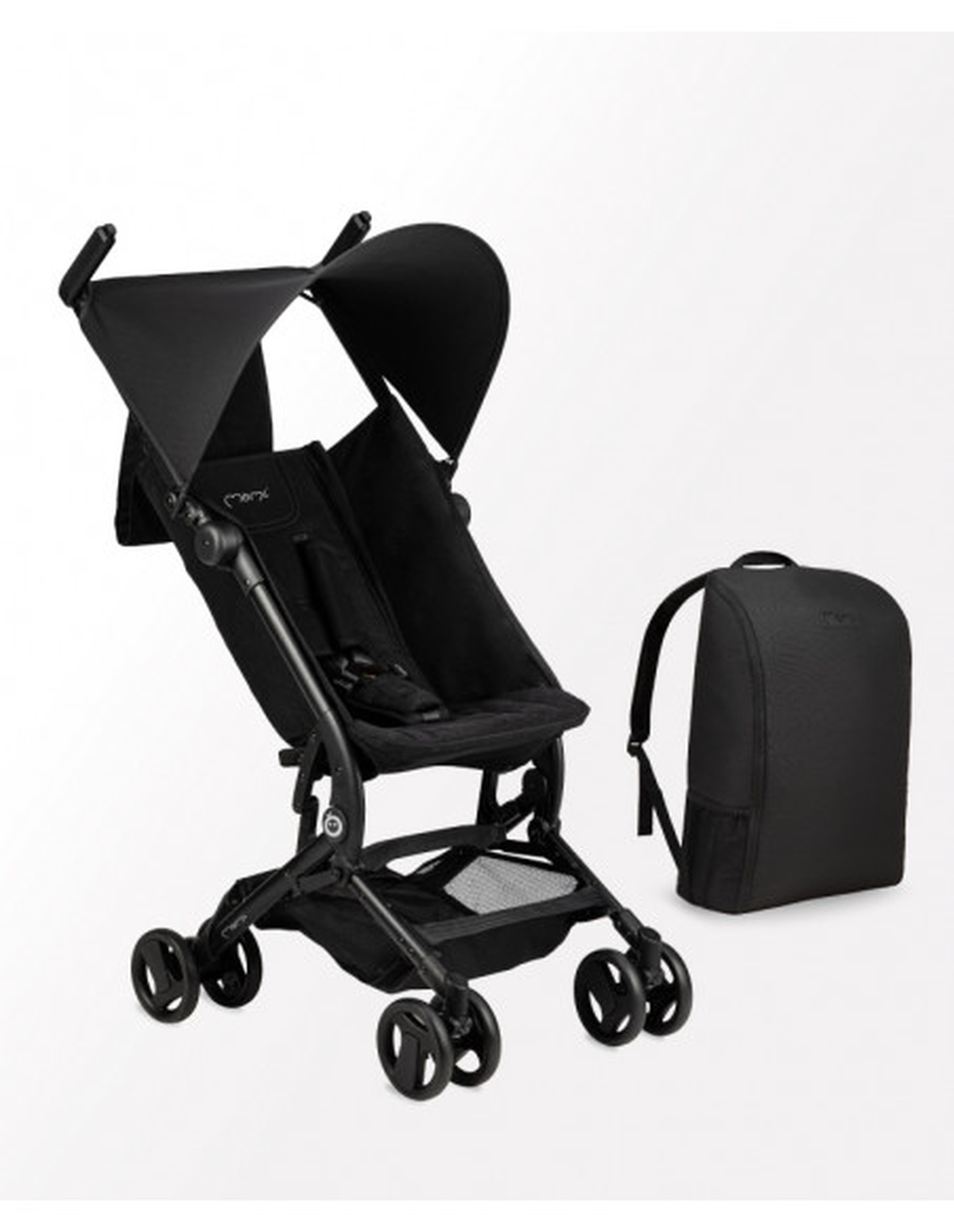 Schwarzer Kinderwagen mit Sonnenschutz und passendem Rucksack, auf weißem Grund.