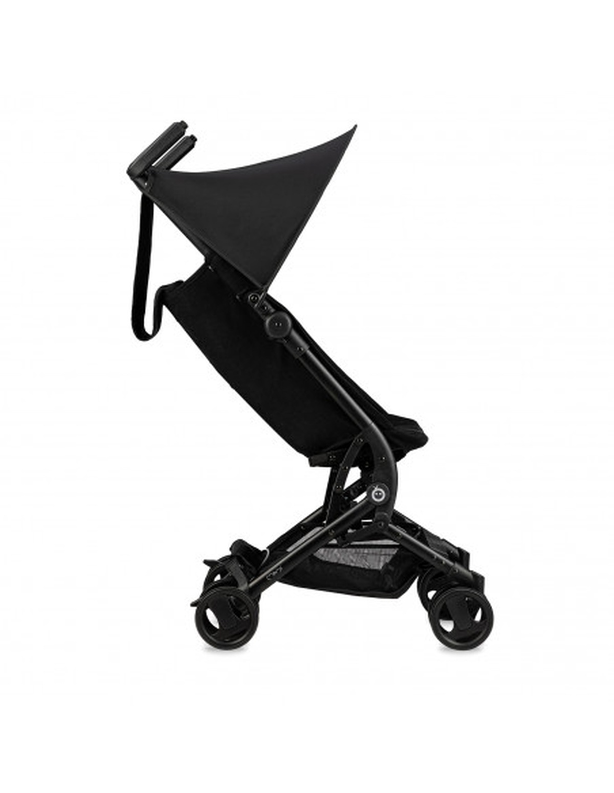 Ein schwarzer Kinderwagen mit ausgefahrenem Verdeck, vor weißem Hintergrund. Seine Räder sind sichtbar.