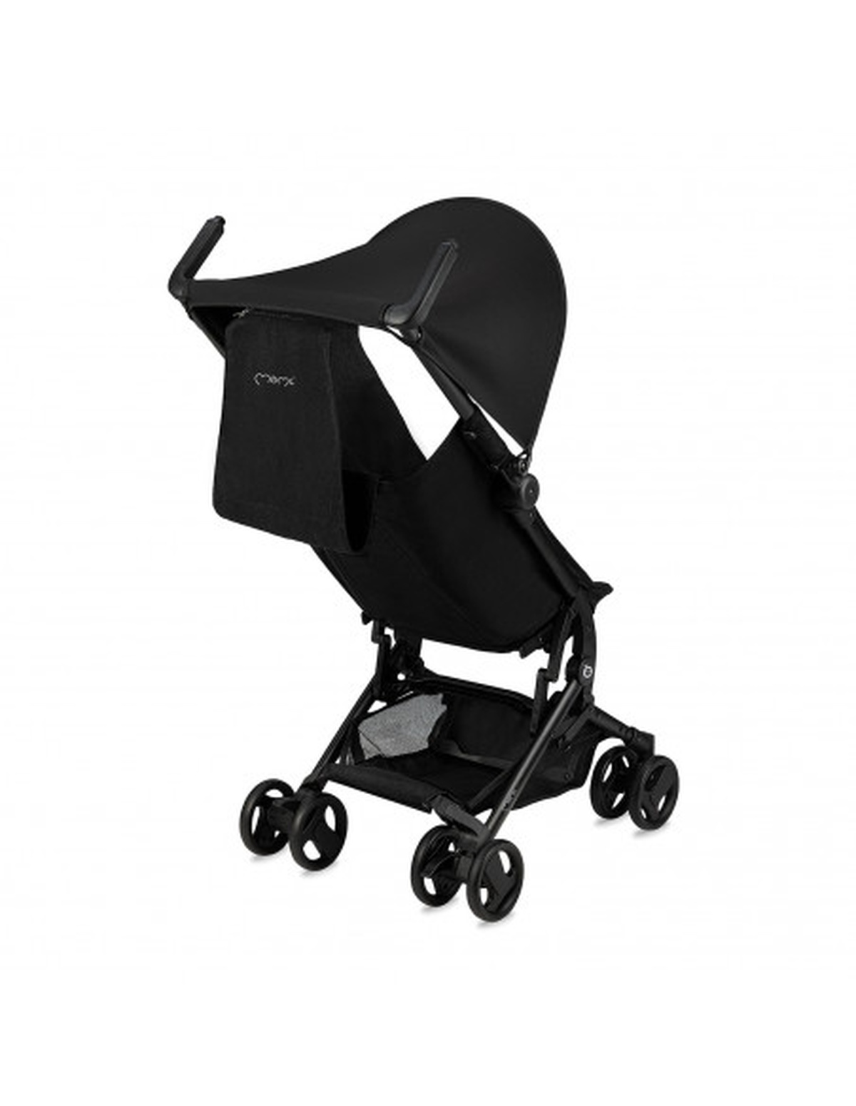 Schwarzer Kinderwagen mit Verdeck und Aufbewahrungstasche. Er steht vor weißem Hintergrund.