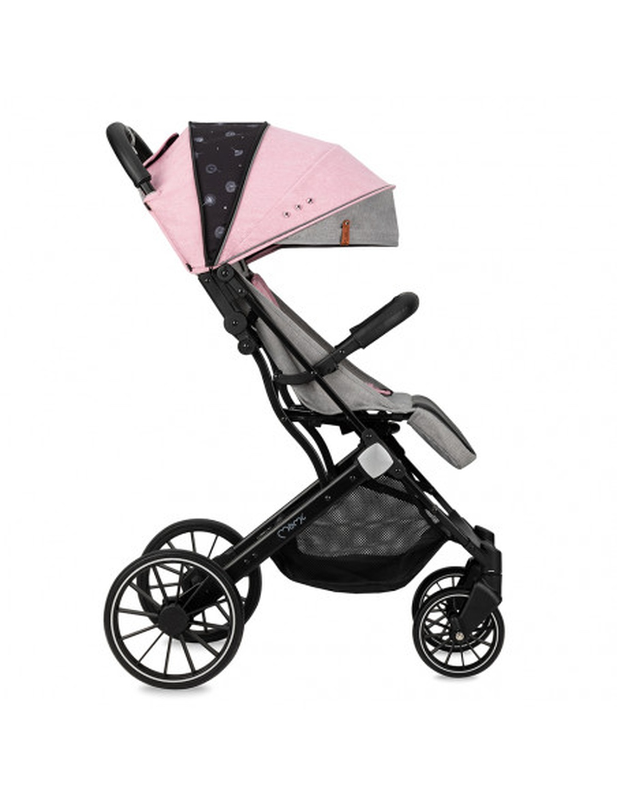 Ein rosa und grauer Kinderwagen, Seitenansicht, mit schwarzem Rahmen und Rädern, vor weißem Hintergrund.