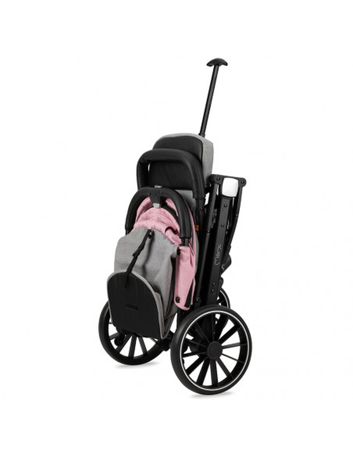 Ein zusammengeklappter Kinderwagen. Er hat schwarze Räder und einen grau-rosa Sitz.