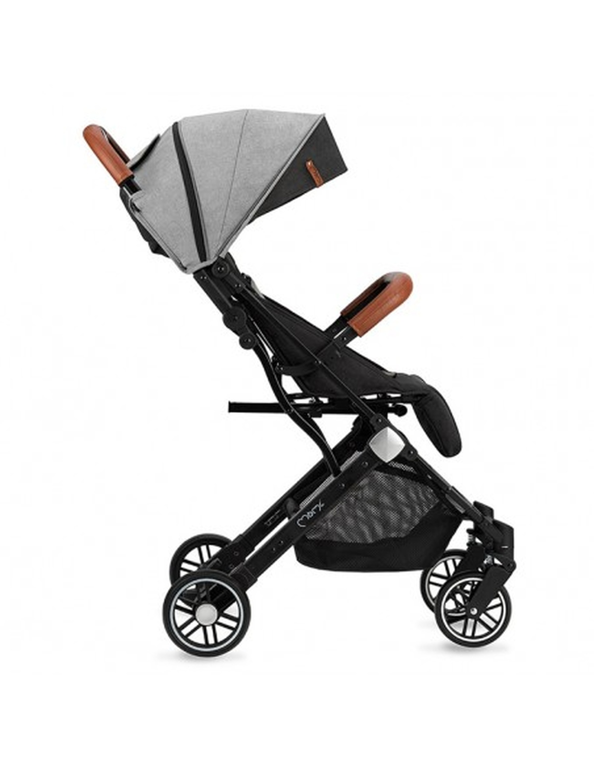 Kinderwagen im Profil, schwarzer Rahmen, graues Verdeck, braune Griffe und schwarze Räder. Weißer Hintergrund.