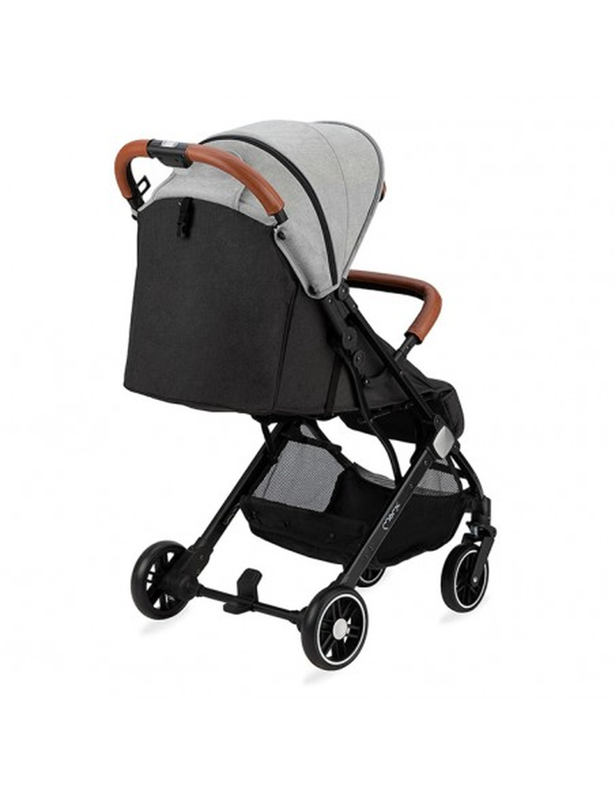 Ein grauer und schwarzer Kinderwagen mit braunen Griffen vor weißem Hintergrund.