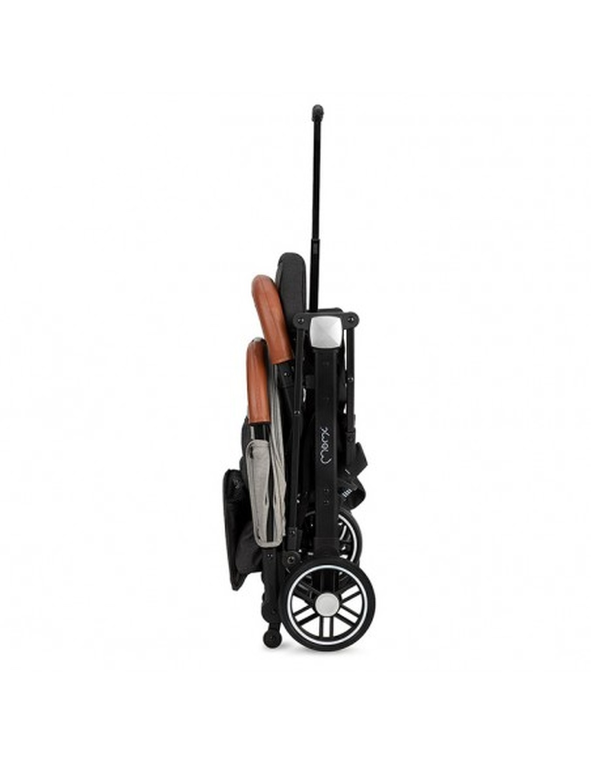 Ein schwarzer, zusammengeklappter Kinderwagen mit braunen Griffen und Rädern. Weißer Hintergrund.