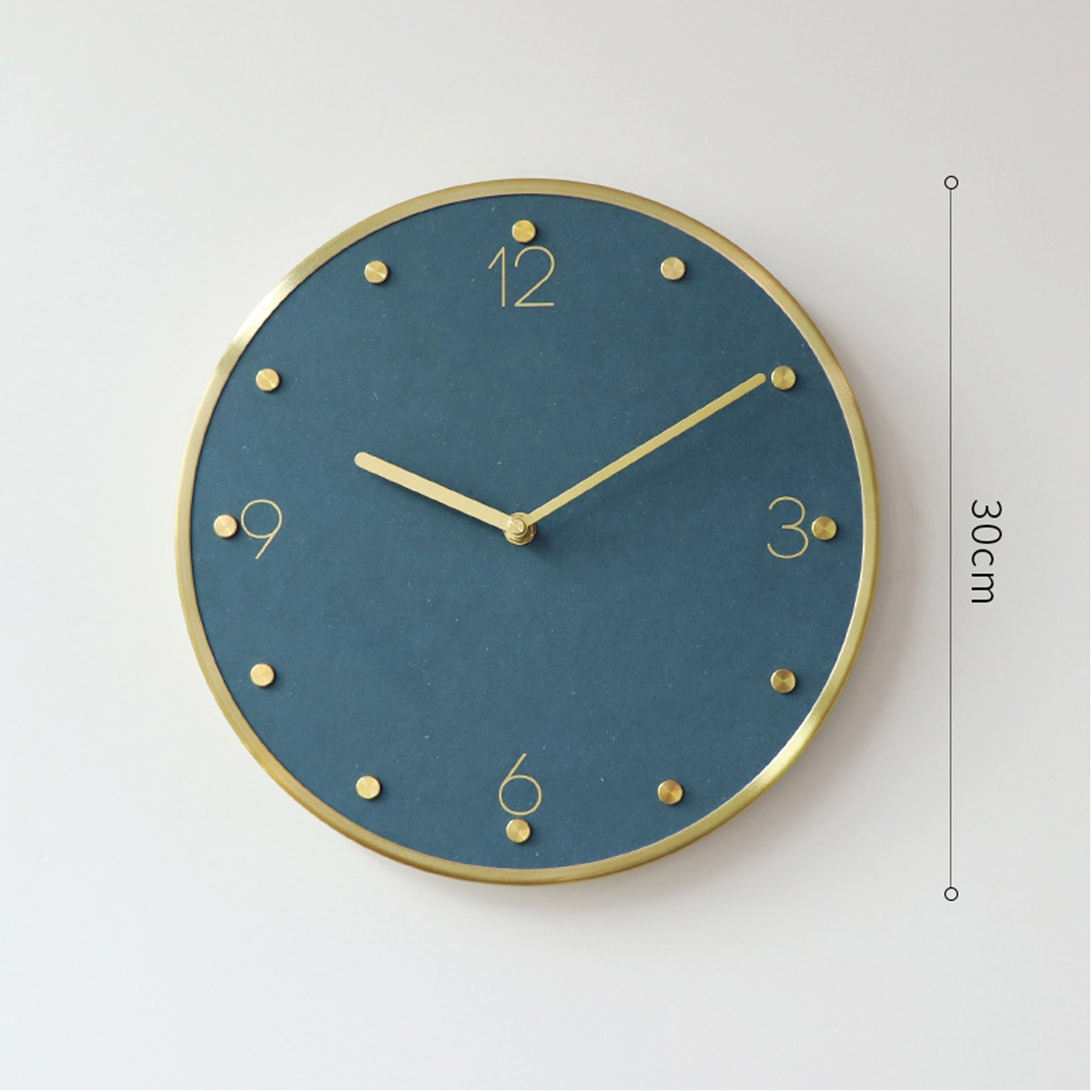 Blaue runde Uhr, goldener Rand, Stundenmarkierungen. Zeigt Zeit, 30cm Indikator.