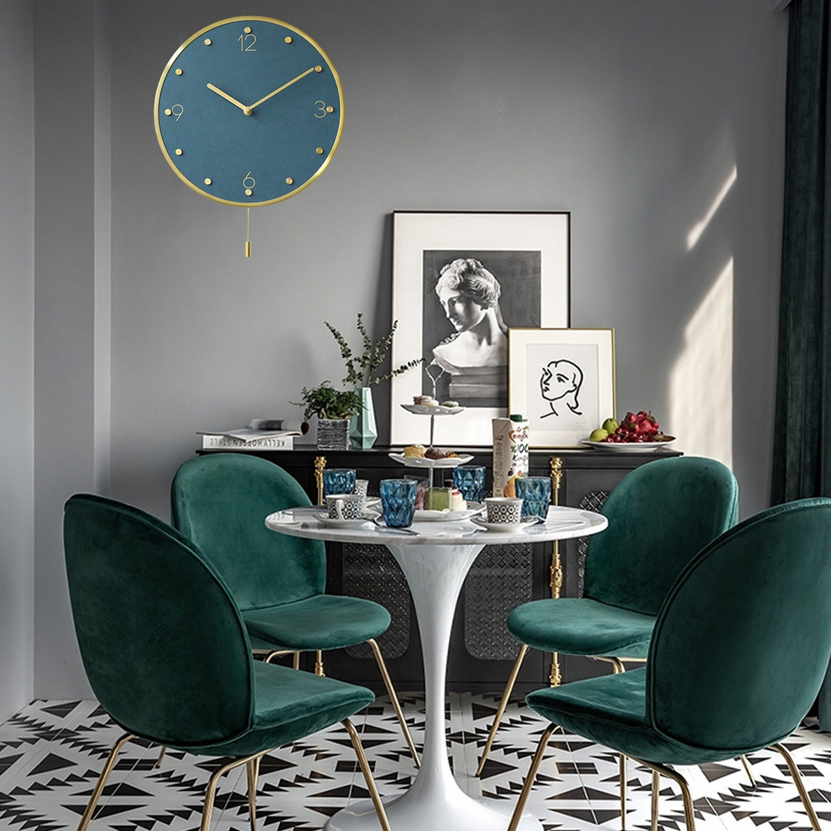 Blaue Uhr an einer Wand, Tisch mit Stühlen, Kunst. Dunkles Interieur, modernes Design.